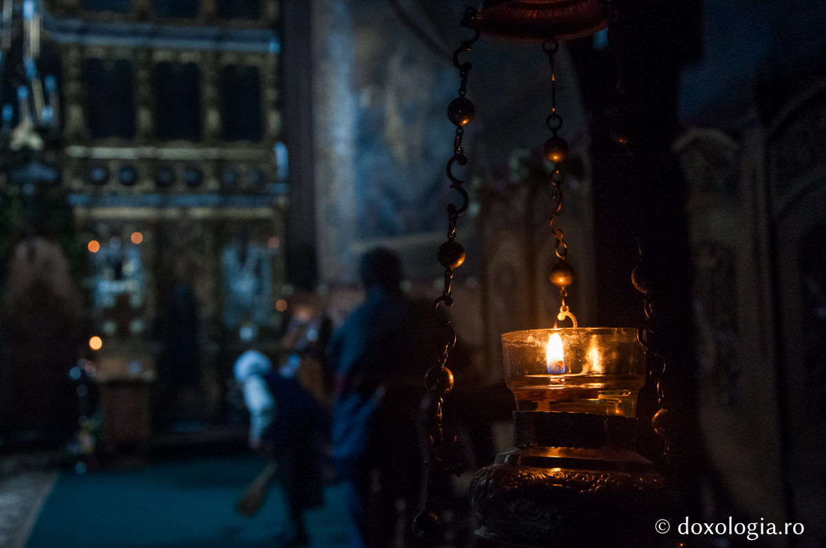 De ce îngăduie Dumnezeu ispitele? / Foto: Pr. Silviu Cluci candelă aprinsă