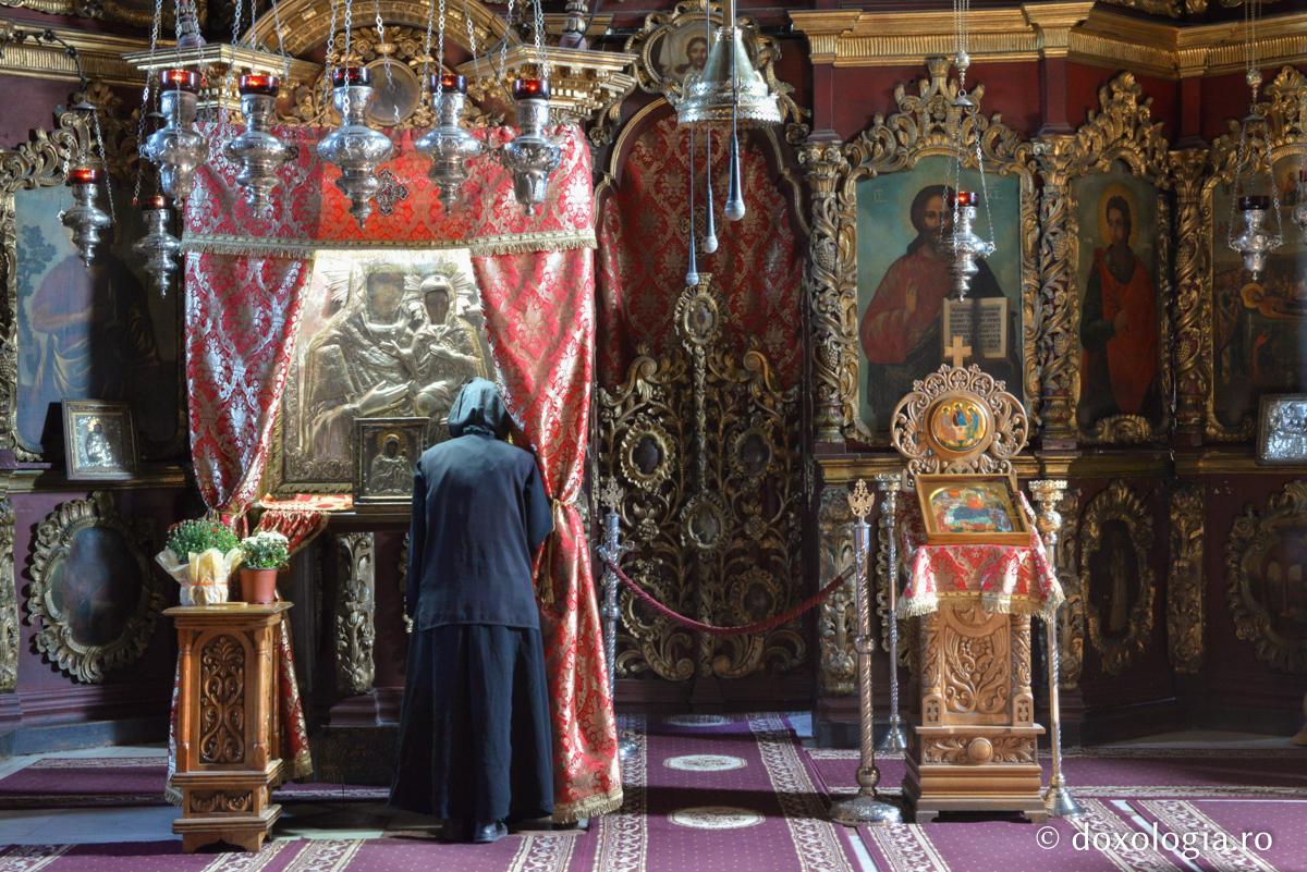 Să ne raportăm la ceilalți nu pentru judecare, ci pentru încurajare și îndrumare / Foto: Ștefan Cojocariu maică în fața icoanei Maicii Domnului