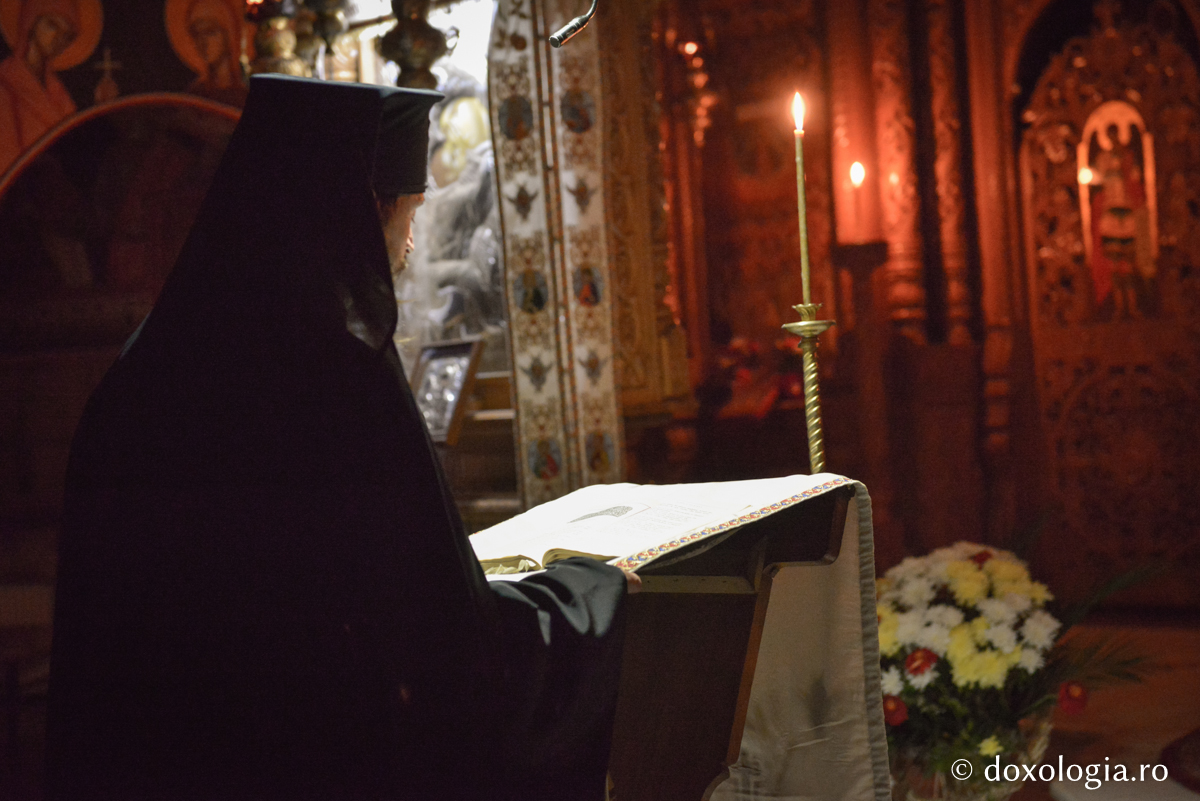 Care a fost semnul prin care a intrat Sfântul Ioan Iacob Hozevitul în viața monahală? / Foto: Oana Nechifor călugăr la slujbă noaptea