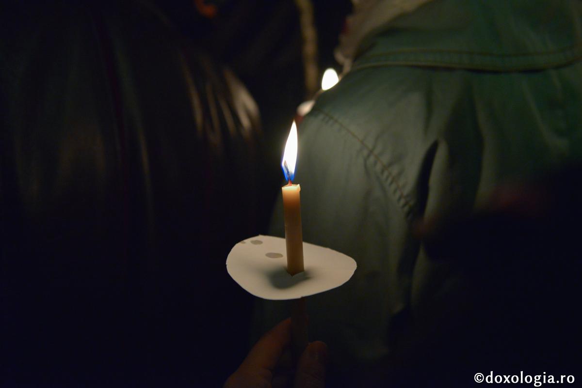 Vai celor ce fac pe duhovnicul și omoară sufletele celor ce se mărturisesc! / Foto: Oana Nechifor lumânare aprinsă