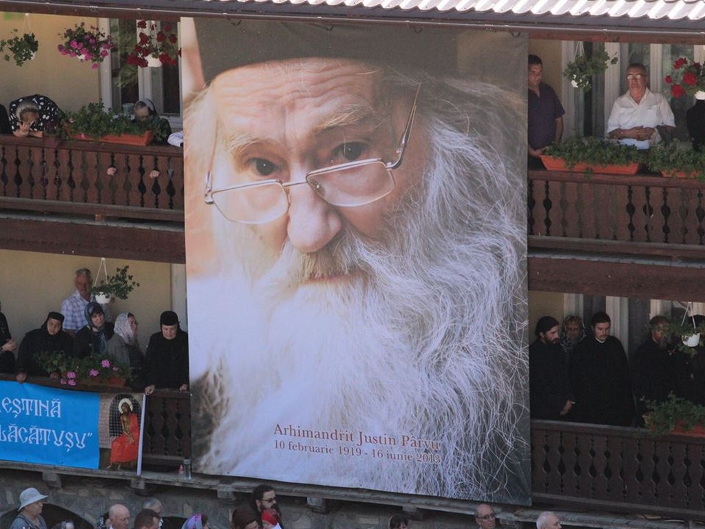 Mărturisire de credinţă la mormântul părintelui Justin Pârvu Mărturisire de credinţă la mormântul părintelui Justin Pârvu