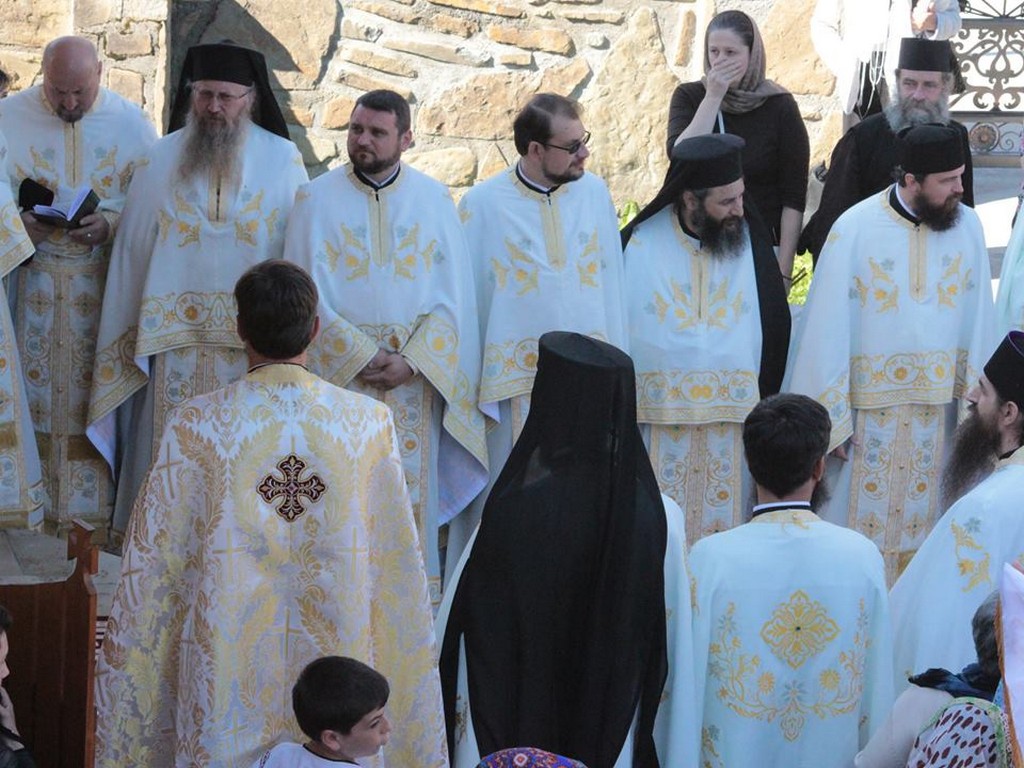 Mărturisire de credinţă la mormântul părintelui Justin Pârvu Mărturisire de credinţă la mormântul părintelui Justin Pârvu