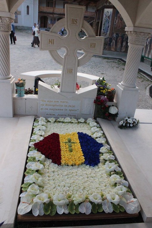 Mărturisire de credinţă la mormântul părintelui Justin Pârvu Mărturisire de credinţă la mormântul părintelui Justin Pârvu