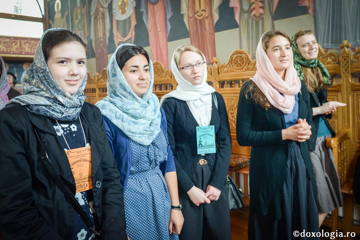 Protosinghelul Nicodim Măndiță – din rugăciune se nasc faptele bune / Foto: Oana Nechifor tinere în biserică