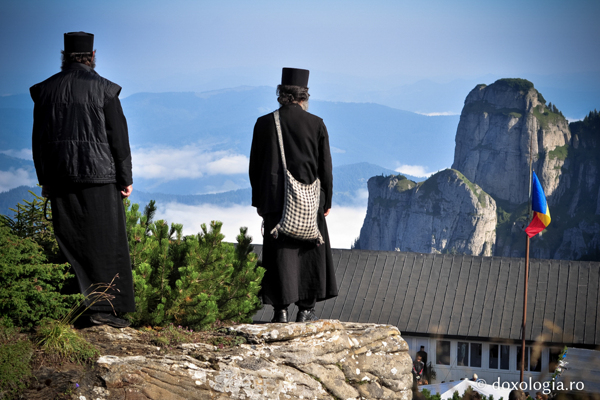 Pe ce cale să meargă cei ce Îl iubesc pe Dumnezeu? / Foto: Oana Nechifor călugări pe stâncă