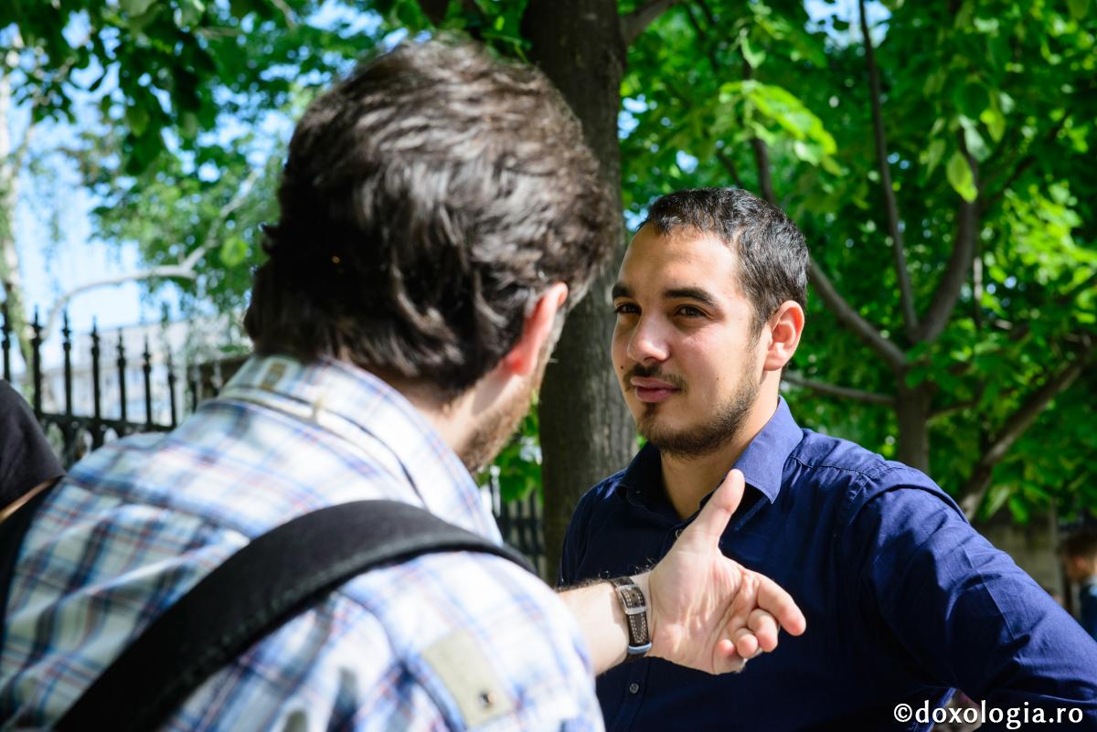Protosinghelul Nicodim Măndiță – Cearta nu ne este de niciun folos! / Foto: Oana Nechifor bărbați discutând