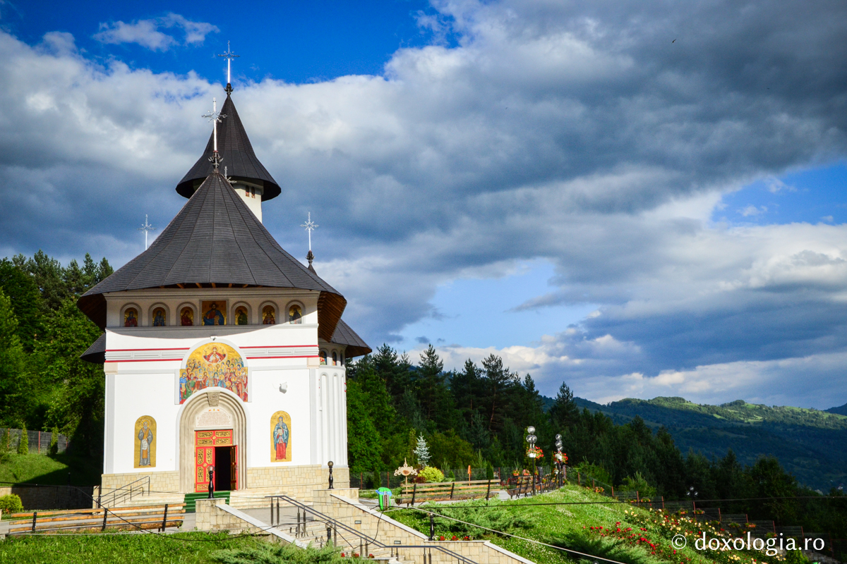 Biserica Mănăstirii Pângărați / Foto: Maria Burlă Biserica Mănăstirii Pângărați