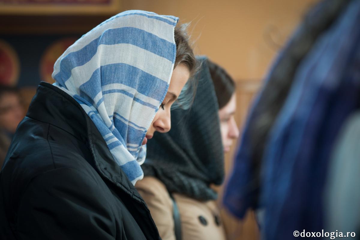 Pe Dumnezeu să-L căutăm în inima noastră, nu în afara ei / Foto: Oana Nechifor femeie rugându-se în biserică