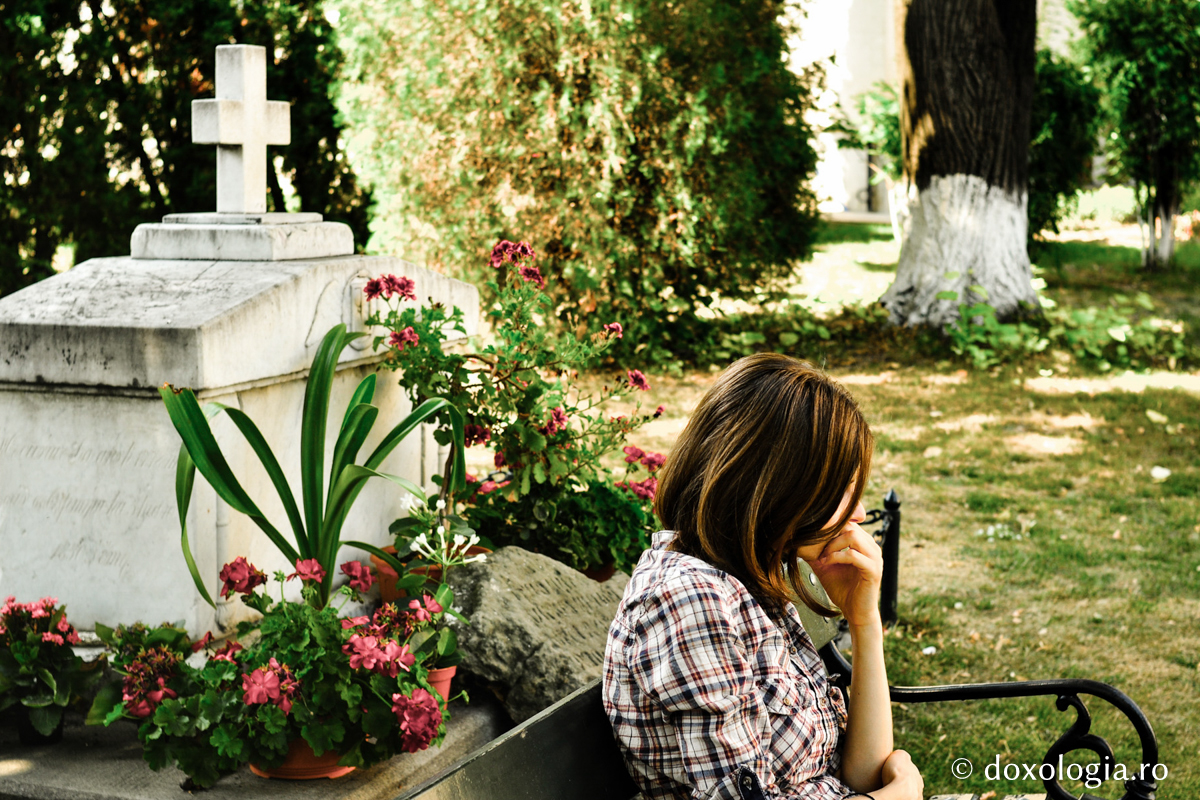 Cum să rezistăm vrăjmașului atunci când vrea să ne tulbure pacea? / Foto: Ioana Onofrei tânără stând pe bancă