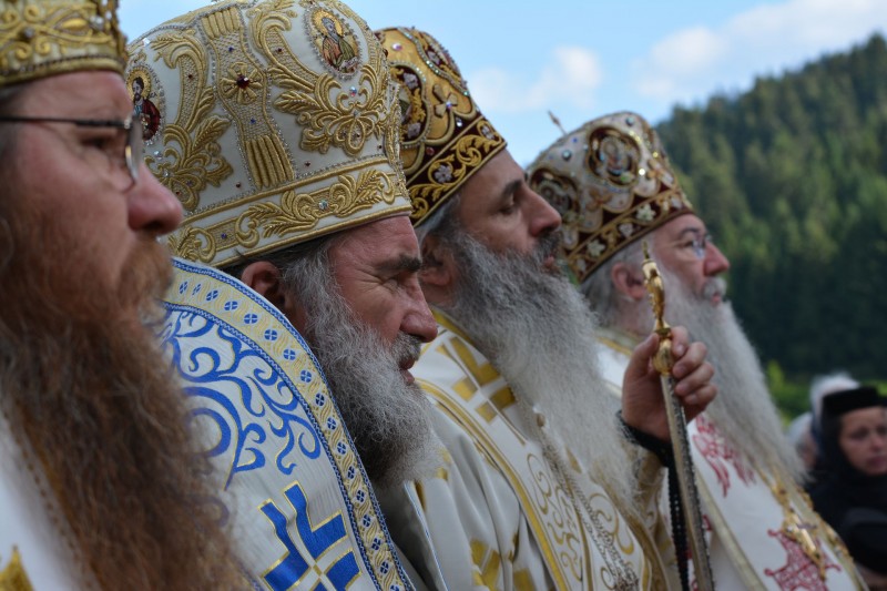 Slujbe arhierești oficiate în cinstea Părintelui Nicodim Măndiță Slujbe arhierești oficiate în cinstea Părintelui Nicodim Măndiță