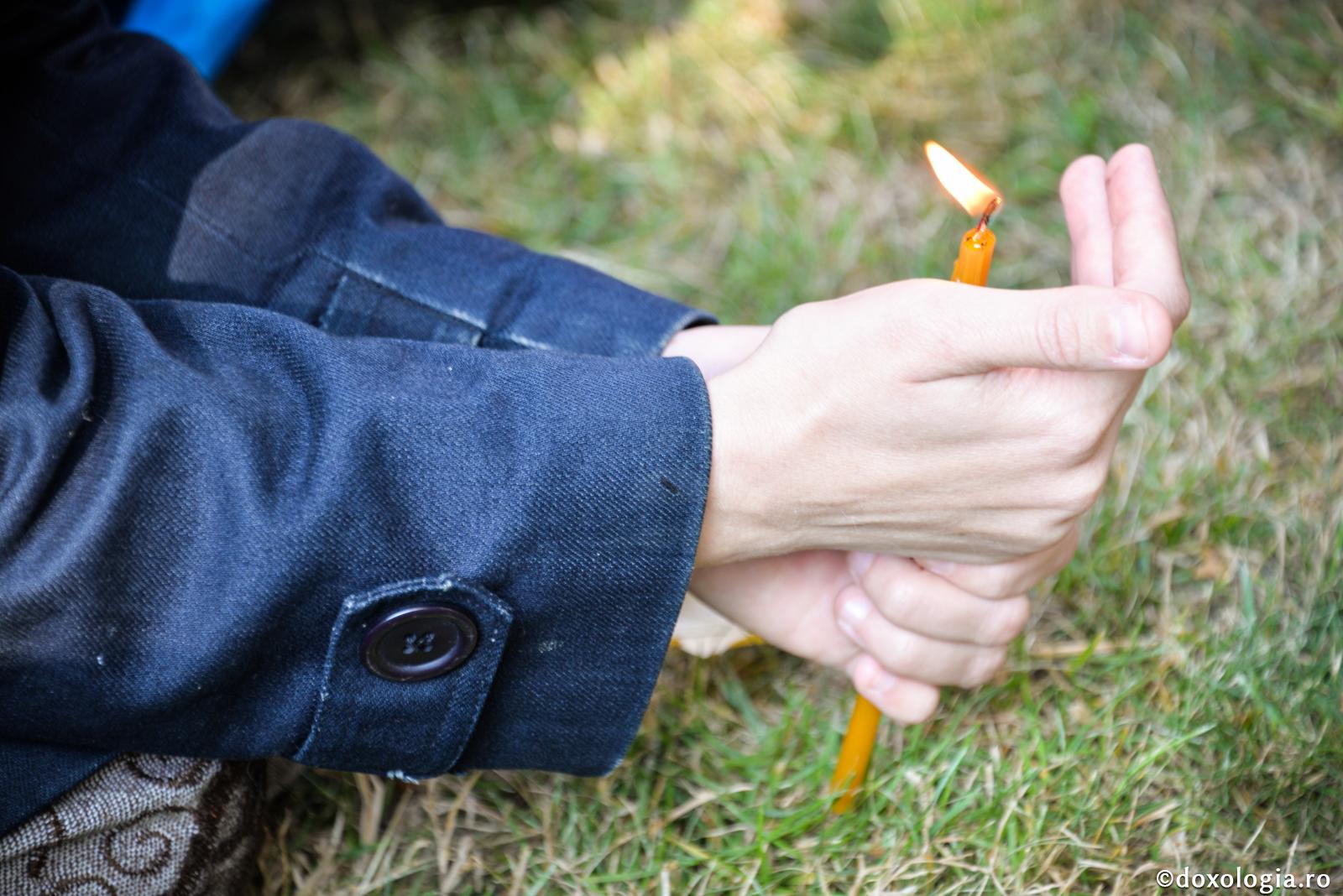 Ce trebuie să facem când cineva se află pe patul de moarte? / Foto: Oana Nechifor lumânare aprinsă în mână