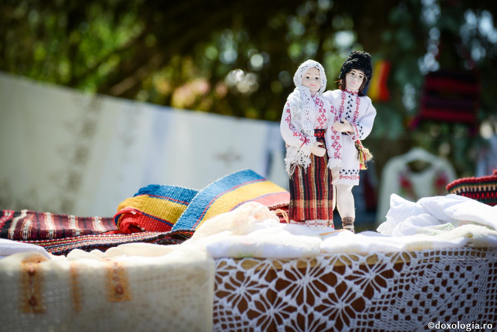 Fiecare partener să renunțe la obiceiurile distructive – așa se va construi noua familie / Foto: Oana Nechifor păpuși îmbrăcate în costum popular