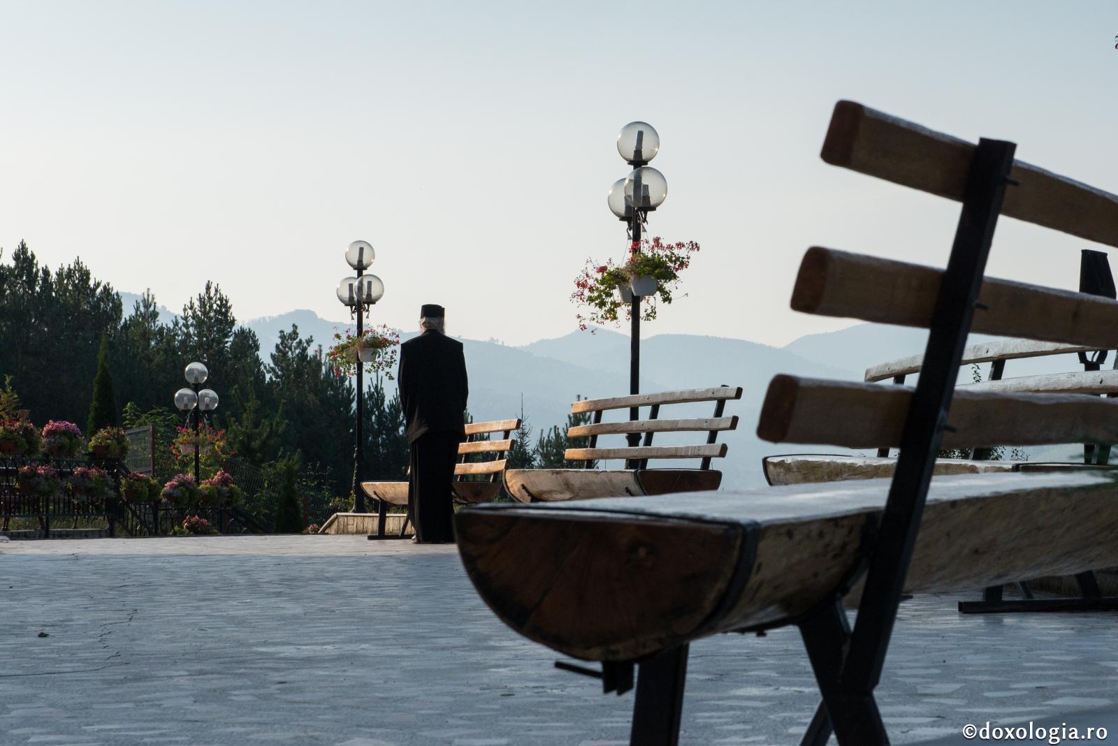 În fiecare seară și dimineață, să stăm de vorbă cu sufletul nostru / Foto: Oana Nechifor călugăr în curtea mănăstirii