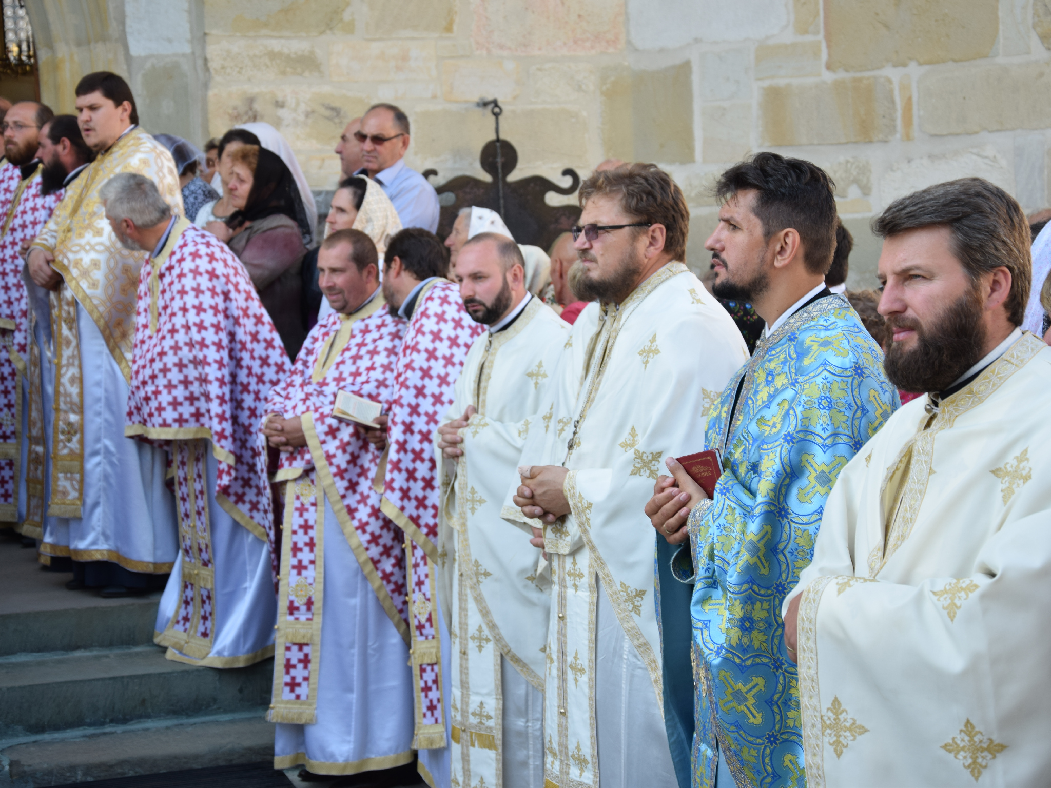 10 000 de pelerini au participat la hramul Putnei (GALERIE FOTO) 10 000 de pelerini au participat la hramul Putnei (GALERIE FOTO)