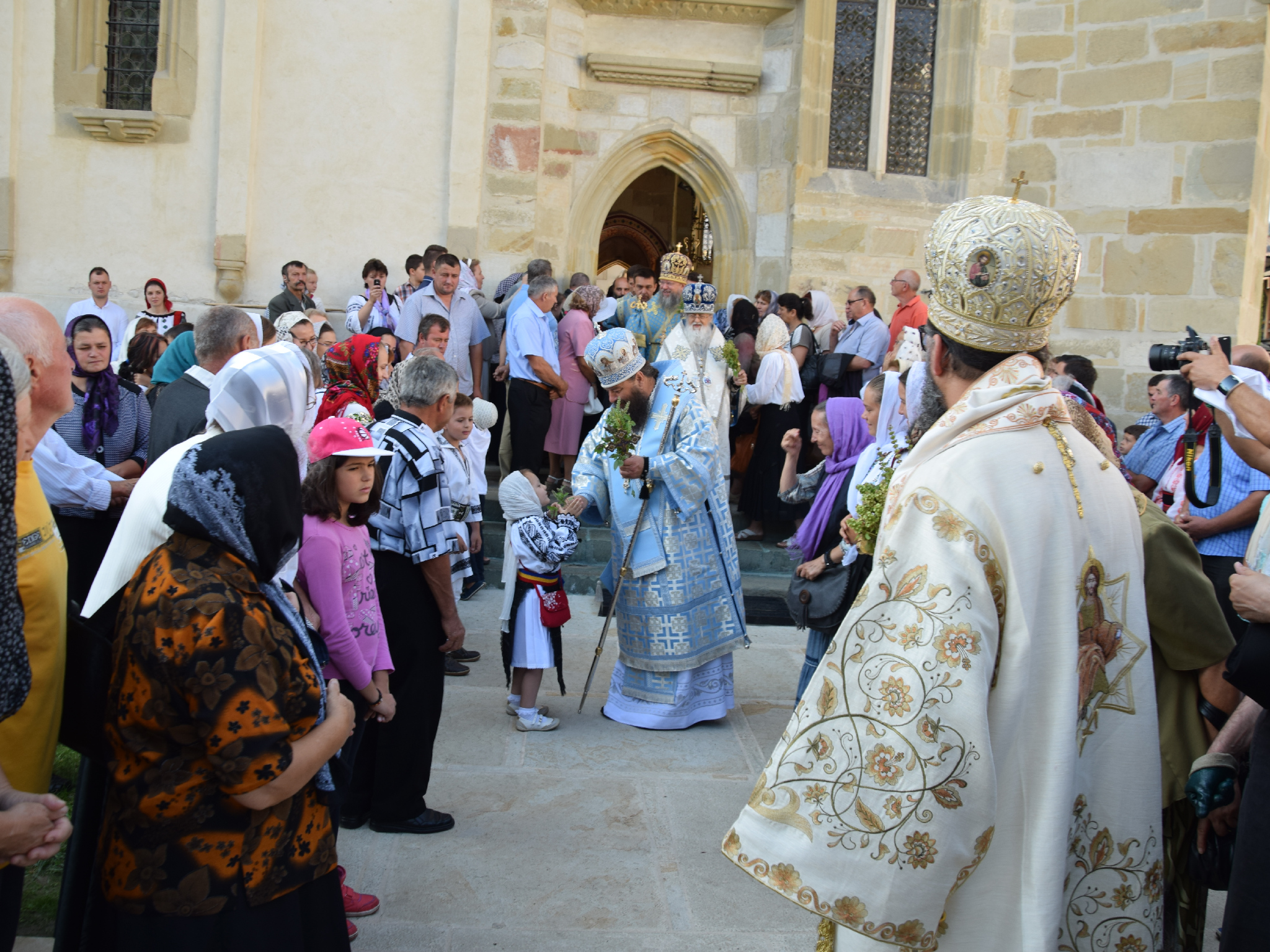 10 000 de pelerini au participat la hramul Putnei (GALERIE FOTO) 10 000 de pelerini au participat la hramul Putnei (GALERIE FOTO)