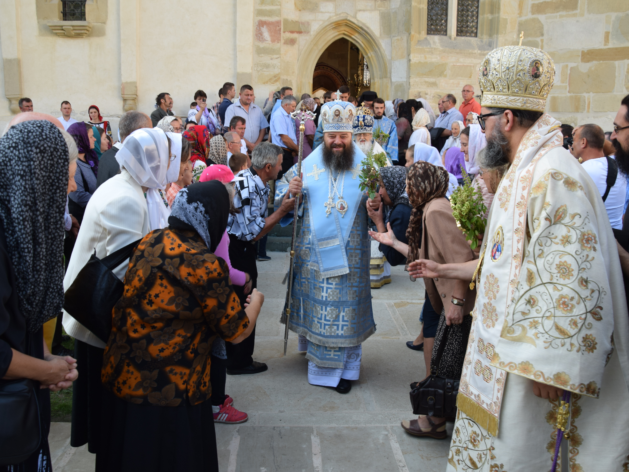 10 000 de pelerini au participat la hramul Putnei (GALERIE FOTO) 10 000 de pelerini au participat la hramul Putnei (GALERIE FOTO)