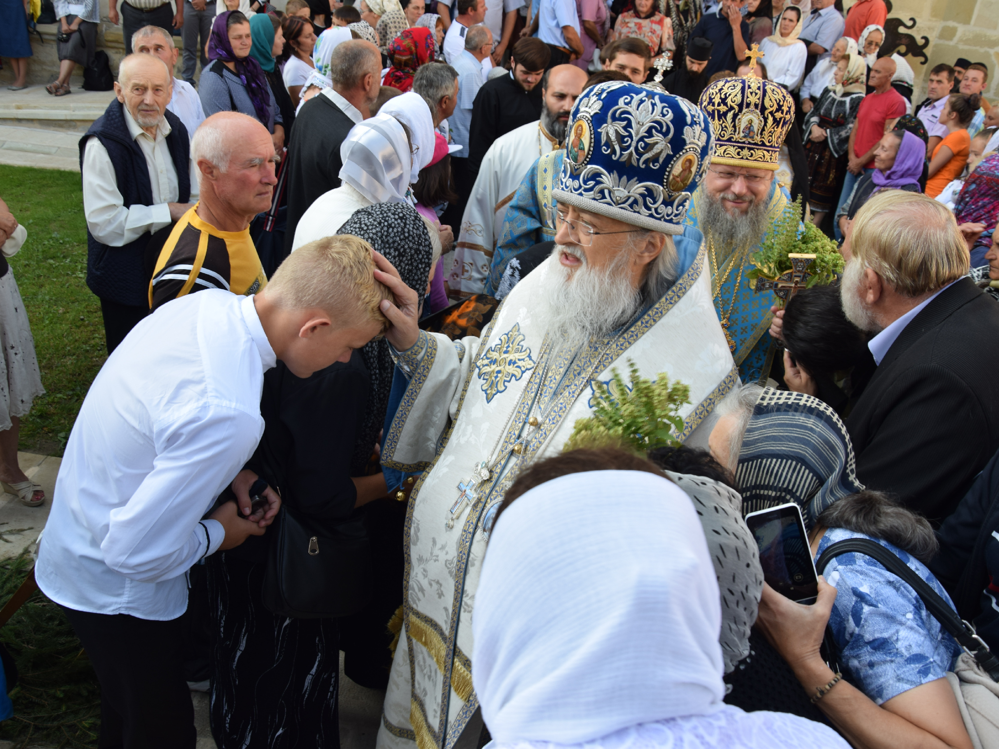 10 000 de pelerini au participat la hramul Putnei (GALERIE FOTO) 10 000 de pelerini au participat la hramul Putnei (GALERIE FOTO)