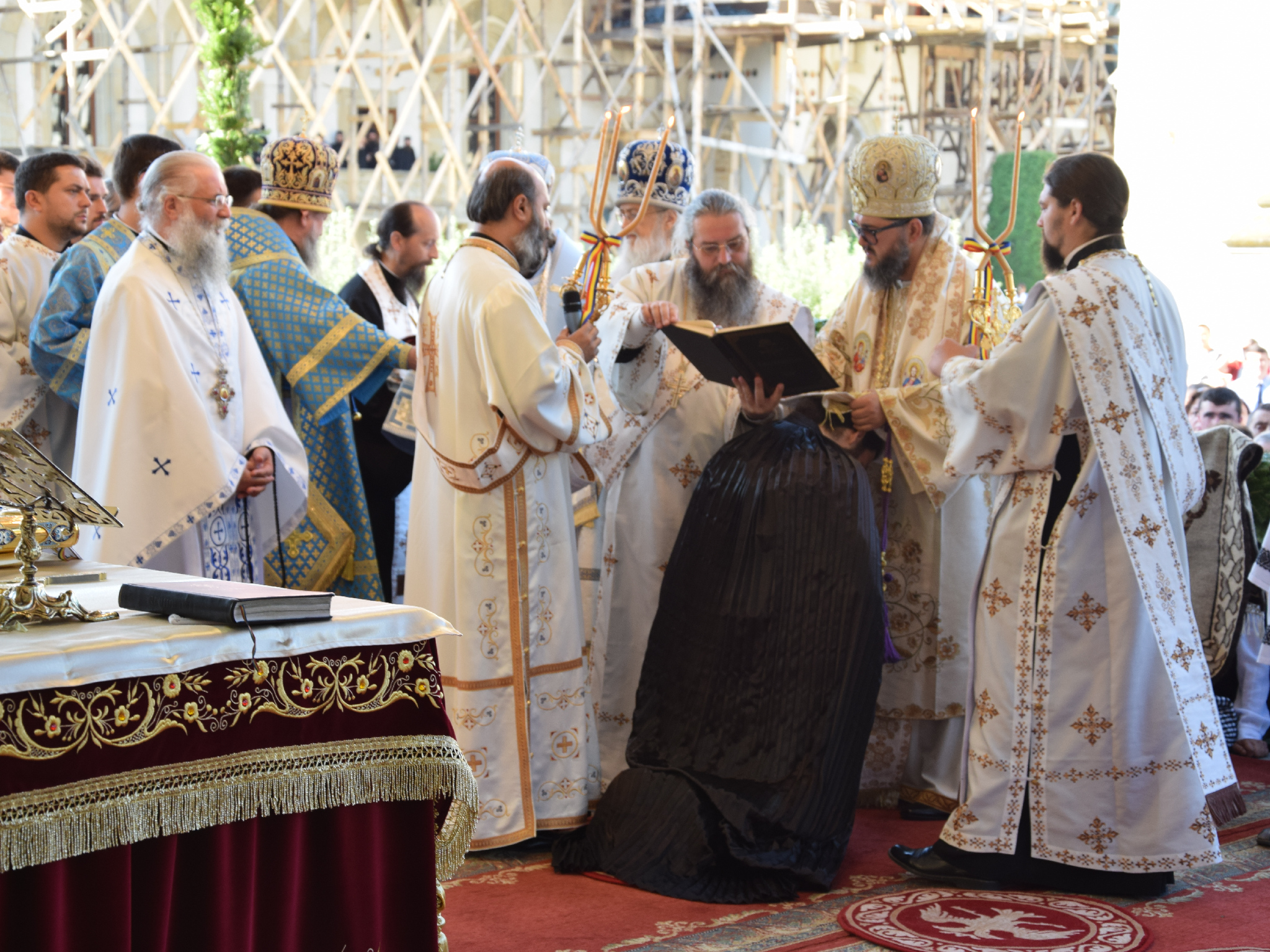 10 000 de pelerini au participat la hramul Putnei (GALERIE FOTO) 10 000 de pelerini au participat la hramul Putnei (GALERIE FOTO)