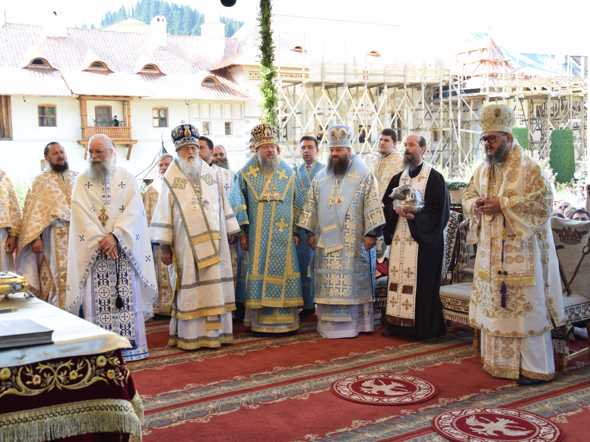 10 000 de pelerini au participat la hramul Putnei (GALERIE FOTO) 10 000 de pelerini au participat la hramul Putnei (GALERIE FOTO)