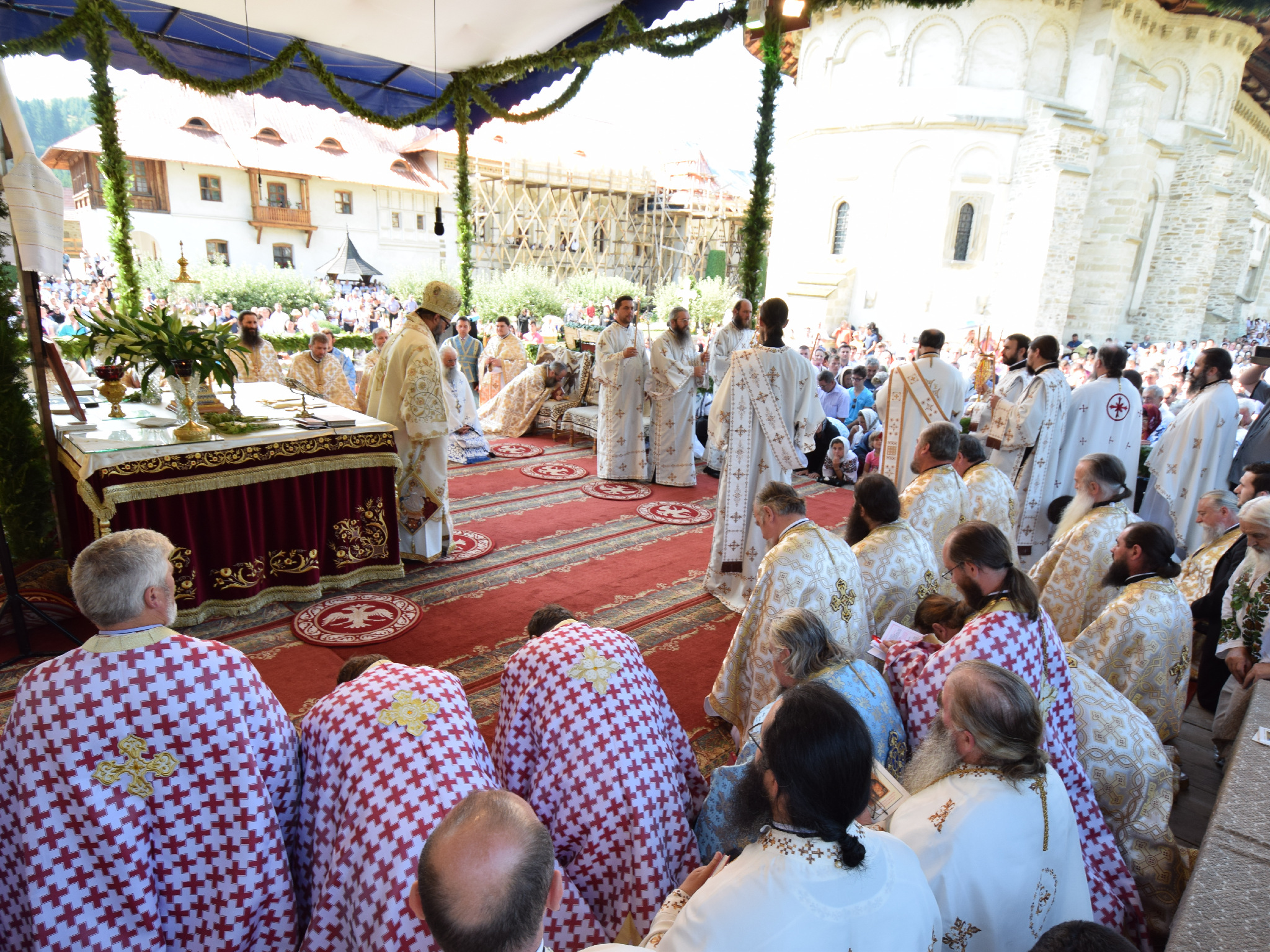10 000 de pelerini au participat la hramul Putnei (GALERIE FOTO) 10 000 de pelerini au participat la hramul Putnei (GALERIE FOTO)