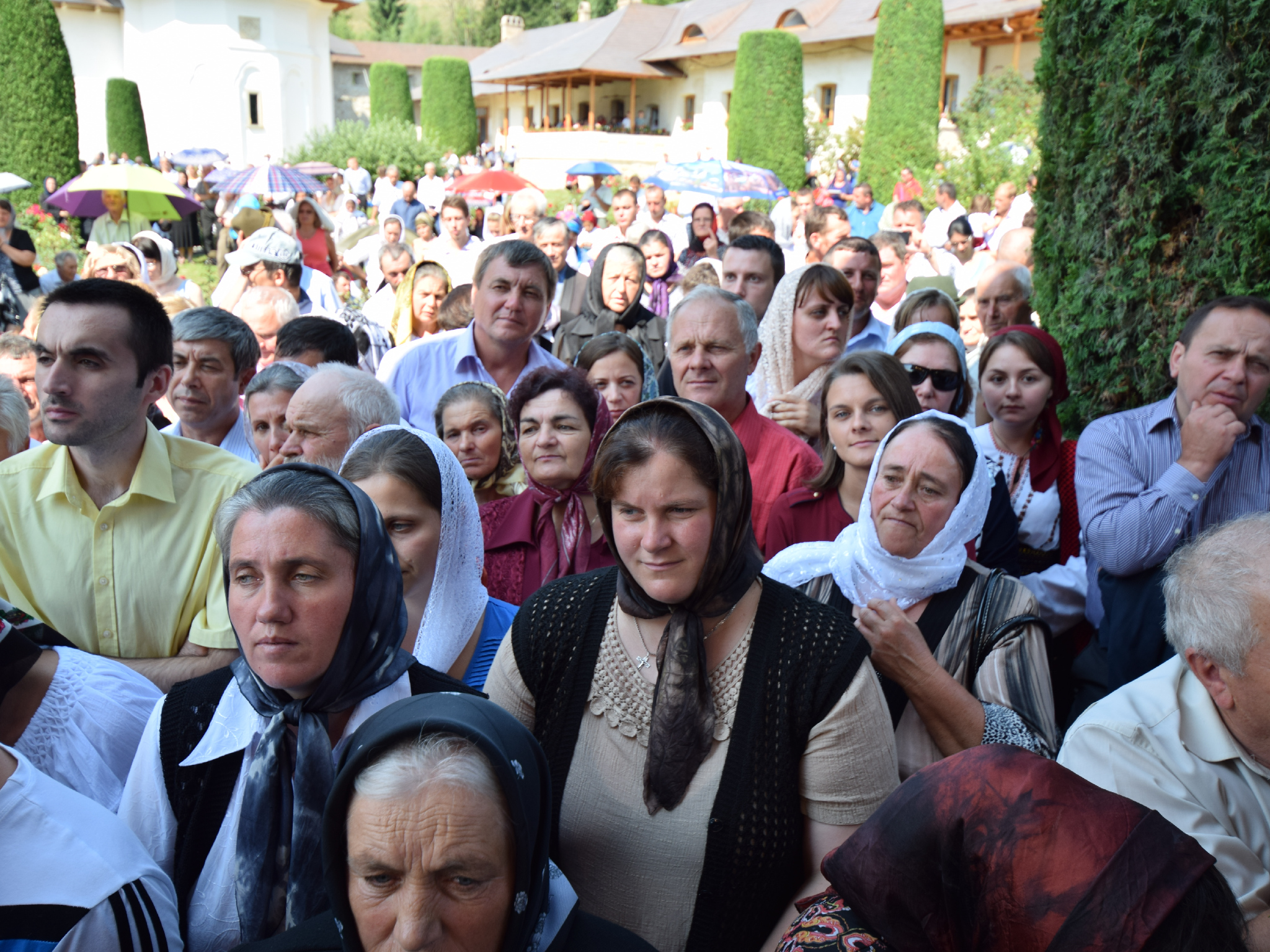 10 000 de pelerini au participat la hramul Putnei (GALERIE FOTO) 10 000 de pelerini au participat la hramul Putnei (GALERIE FOTO)