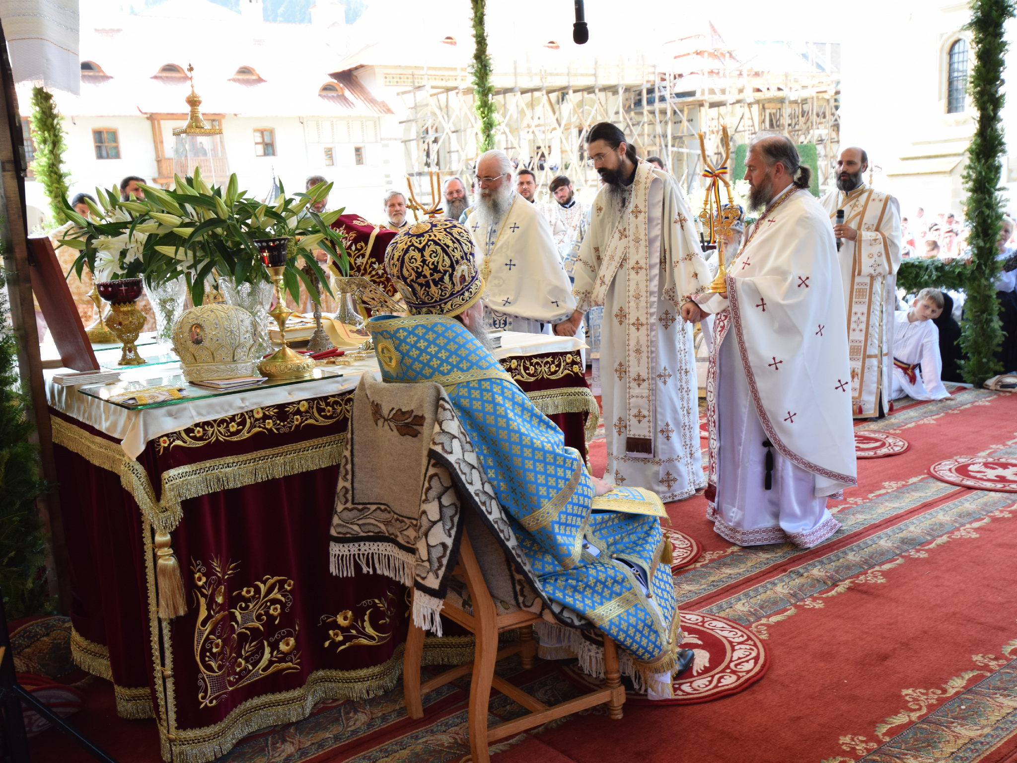 10 000 de pelerini au participat la hramul Putnei (GALERIE FOTO) 10 000 de pelerini au participat la hramul Putnei (GALERIE FOTO)