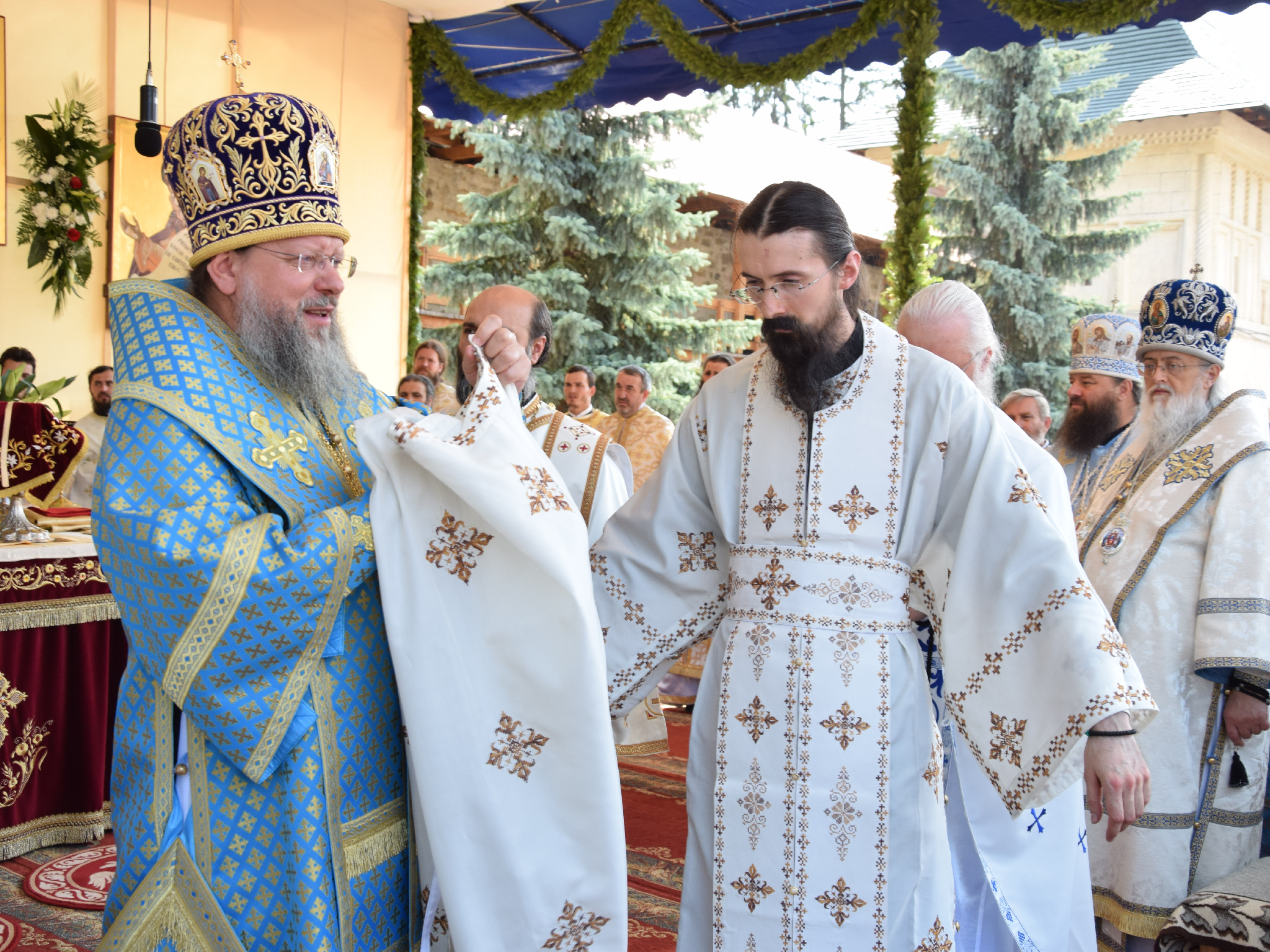 10 000 de pelerini au participat la hramul Putnei (GALERIE FOTO) 10 000 de pelerini au participat la hramul Putnei (GALERIE FOTO)