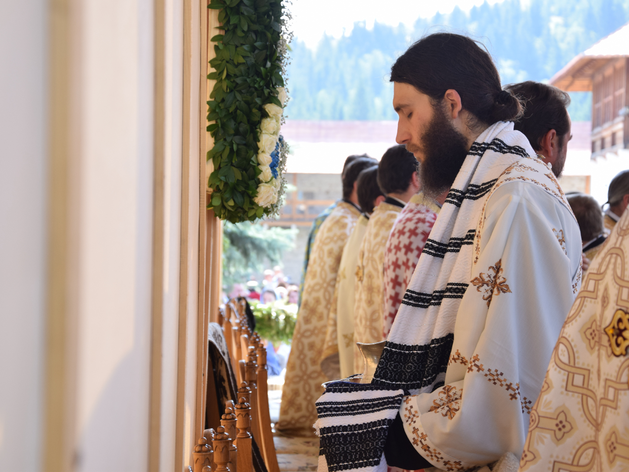 10 000 de pelerini au participat la hramul Putnei (GALERIE FOTO) 10 000 de pelerini au participat la hramul Putnei (GALERIE FOTO)