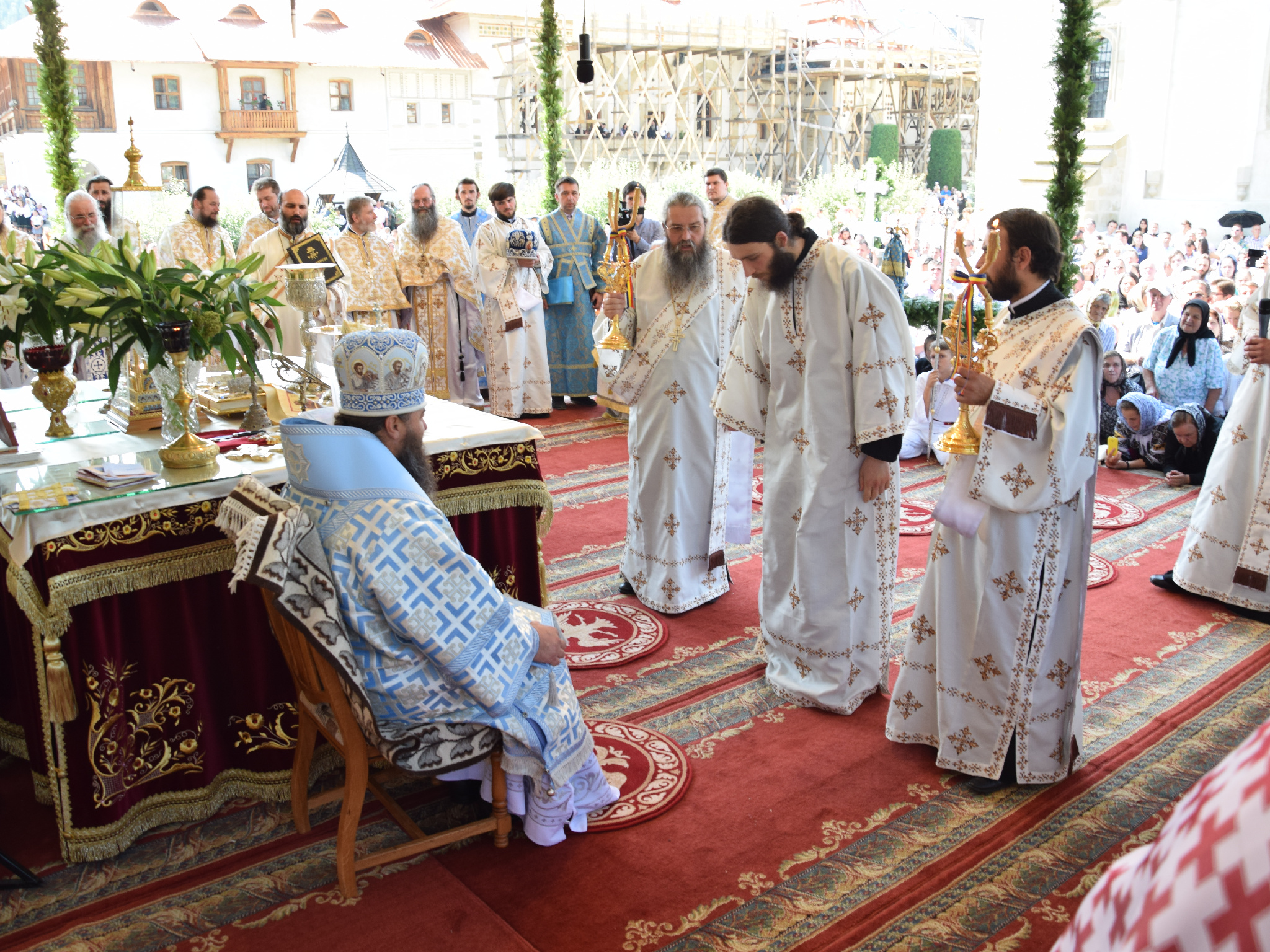 10 000 de pelerini au participat la hramul Putnei (GALERIE FOTO) 10 000 de pelerini au participat la hramul Putnei (GALERIE FOTO)