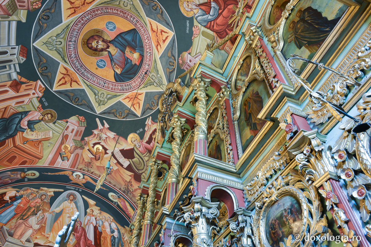 Hristos călăuzește omenirea spre adevăratul scop al vieții / Foto: Oana Nechifor catapeteasmă biserică