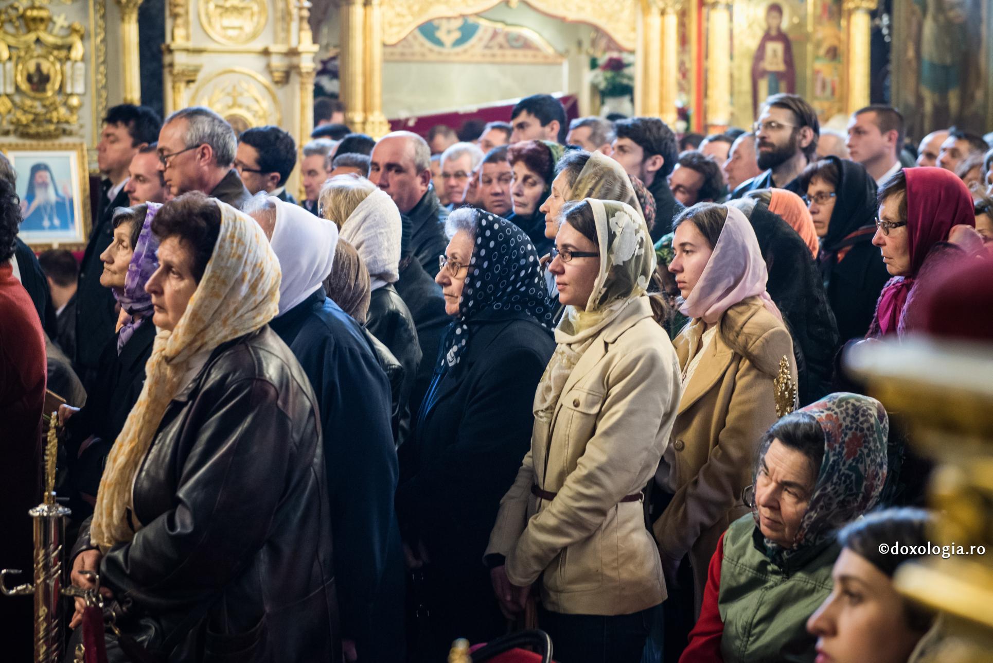 În Biserică nu e loc de „bisericuțe” / Foto: Ștefan Cojocariu credincioși participând la Sfânta Liturghie