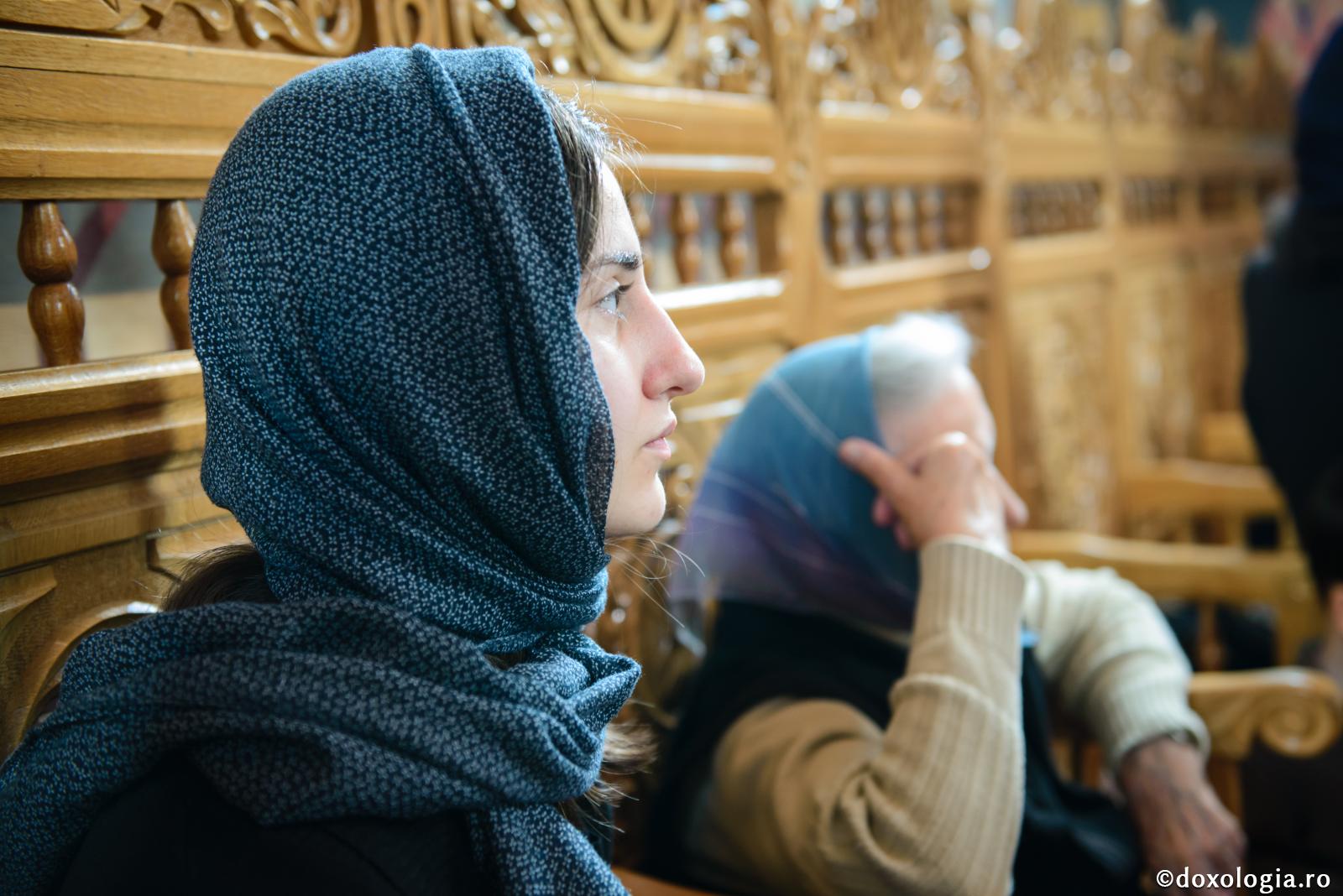 Recunoscându-ne neputințele, rugăciunea noastră devine sinceră / Foto: Oana Nechifor tânără cu capul acoperit