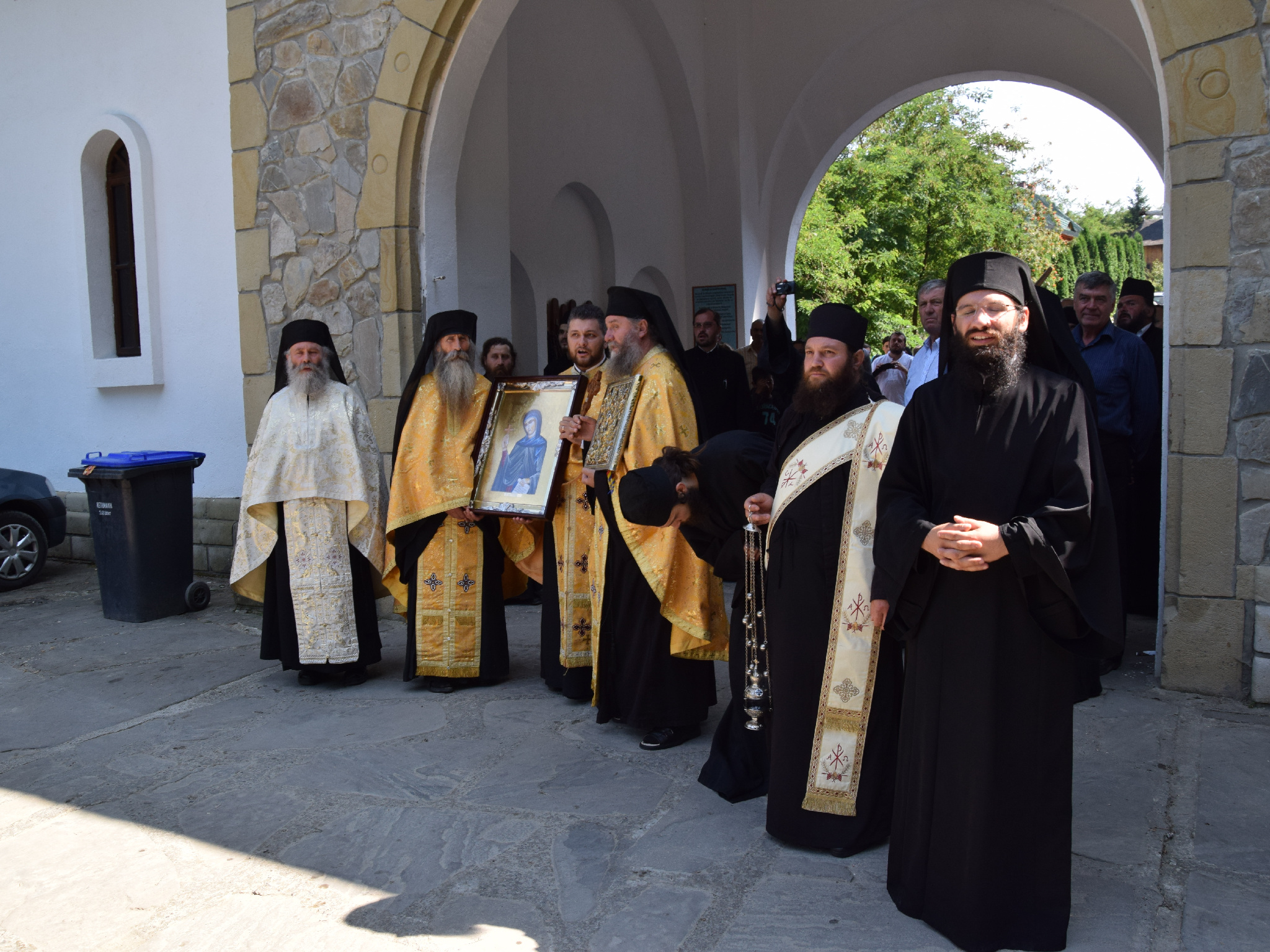 Procesiune cu ierarhi la peștera Sfintei Teodora de la Sihla Procesiune cu ierarhi la peștera Sfintei Teodora de la Sihla