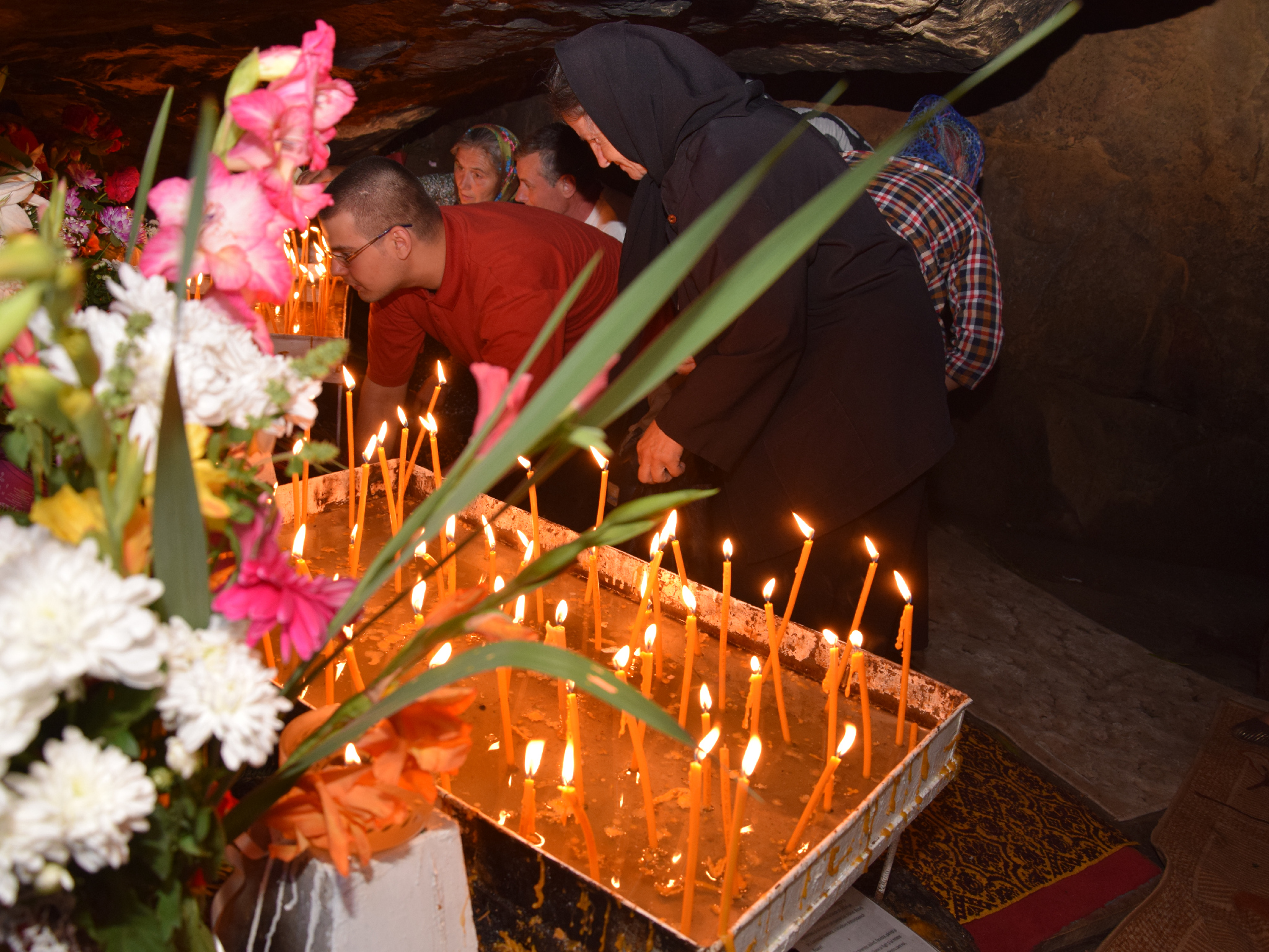 Procesiune cu ierarhi la peștera Sfintei Teodora de la Sihla Procesiune cu ierarhi la peștera Sfintei Teodora de la Sihla
