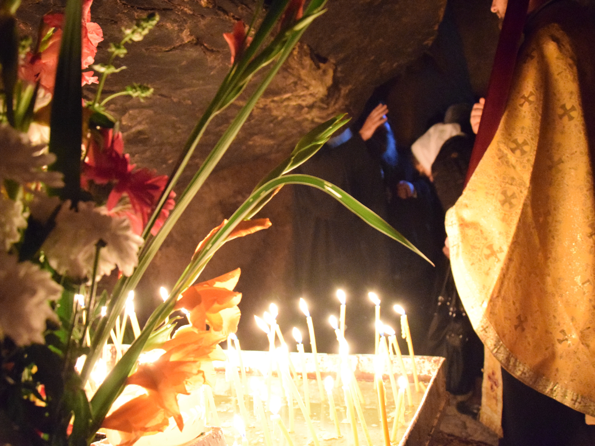Procesiune cu ierarhi la peștera Sfintei Teodora de la Sihla Procesiune cu ierarhi la peștera Sfintei Teodora de la Sihla