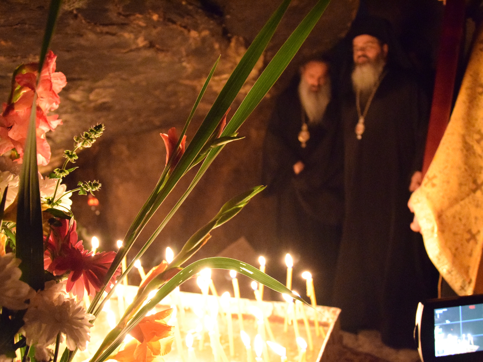 Procesiune cu ierarhi la peștera Sfintei Teodora de la Sihla Procesiune cu ierarhi la peștera Sfintei Teodora de la Sihla