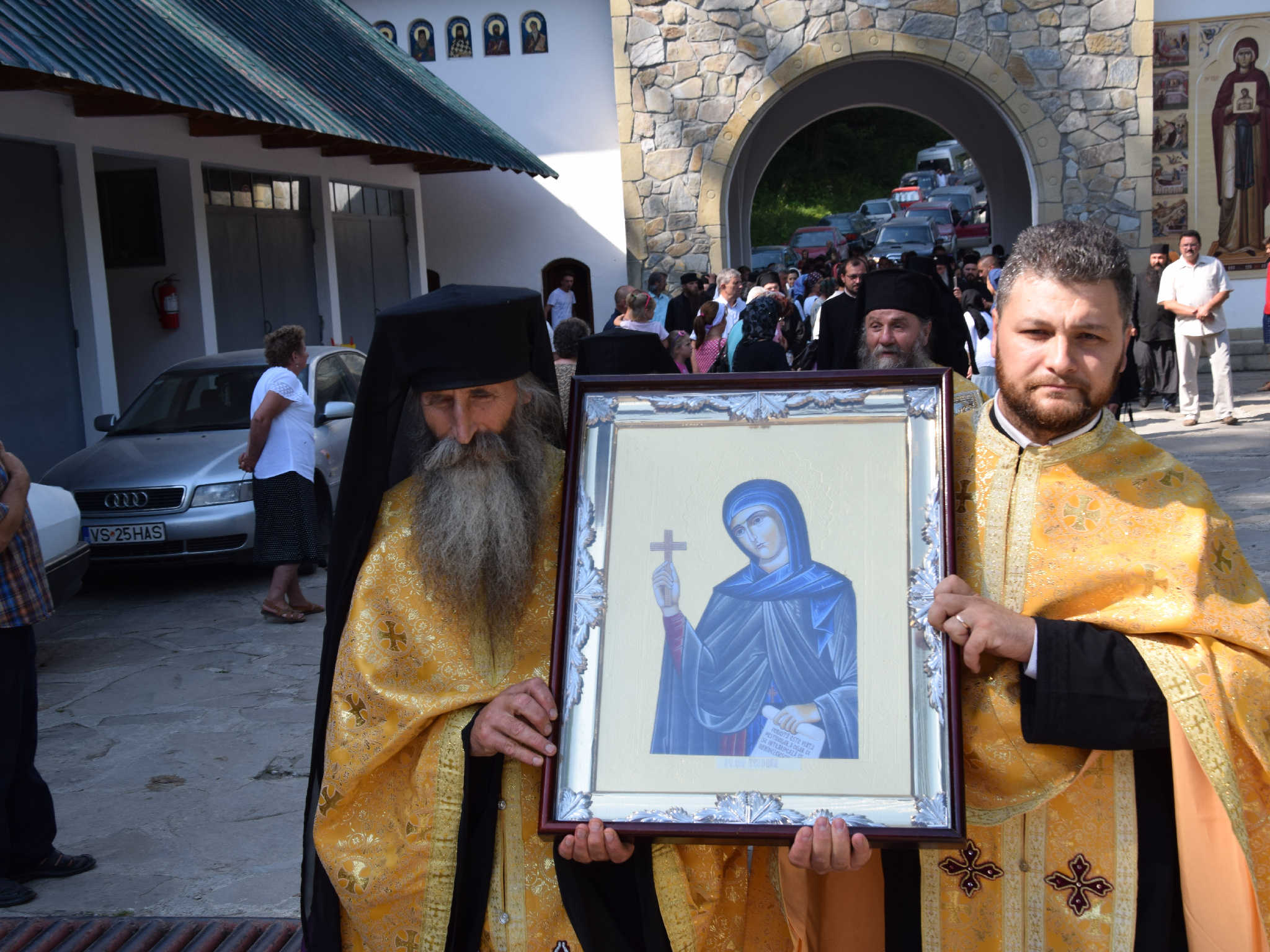 Procesiune cu ierarhi la peștera Sfintei Teodora de la Sihla Procesiune cu ierarhi la peștera Sfintei Teodora de la Sihla