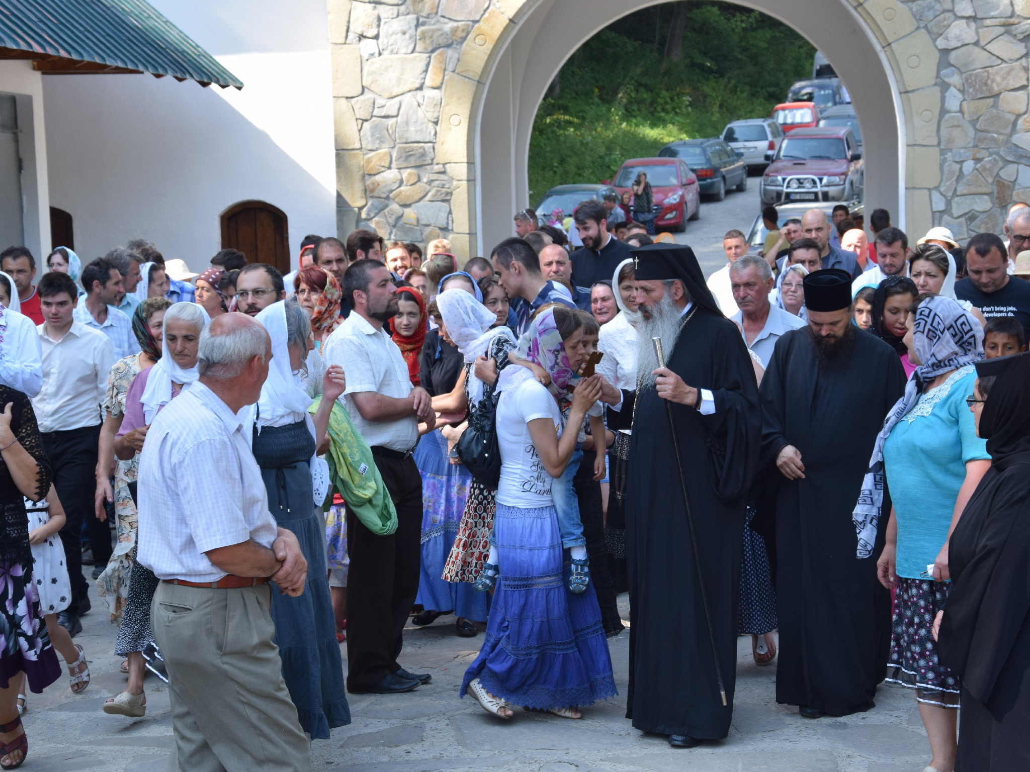 Procesiune cu ierarhi la peștera Sfintei Teodora de la Sihla Procesiune cu ierarhi la peștera Sfintei Teodora de la Sihla