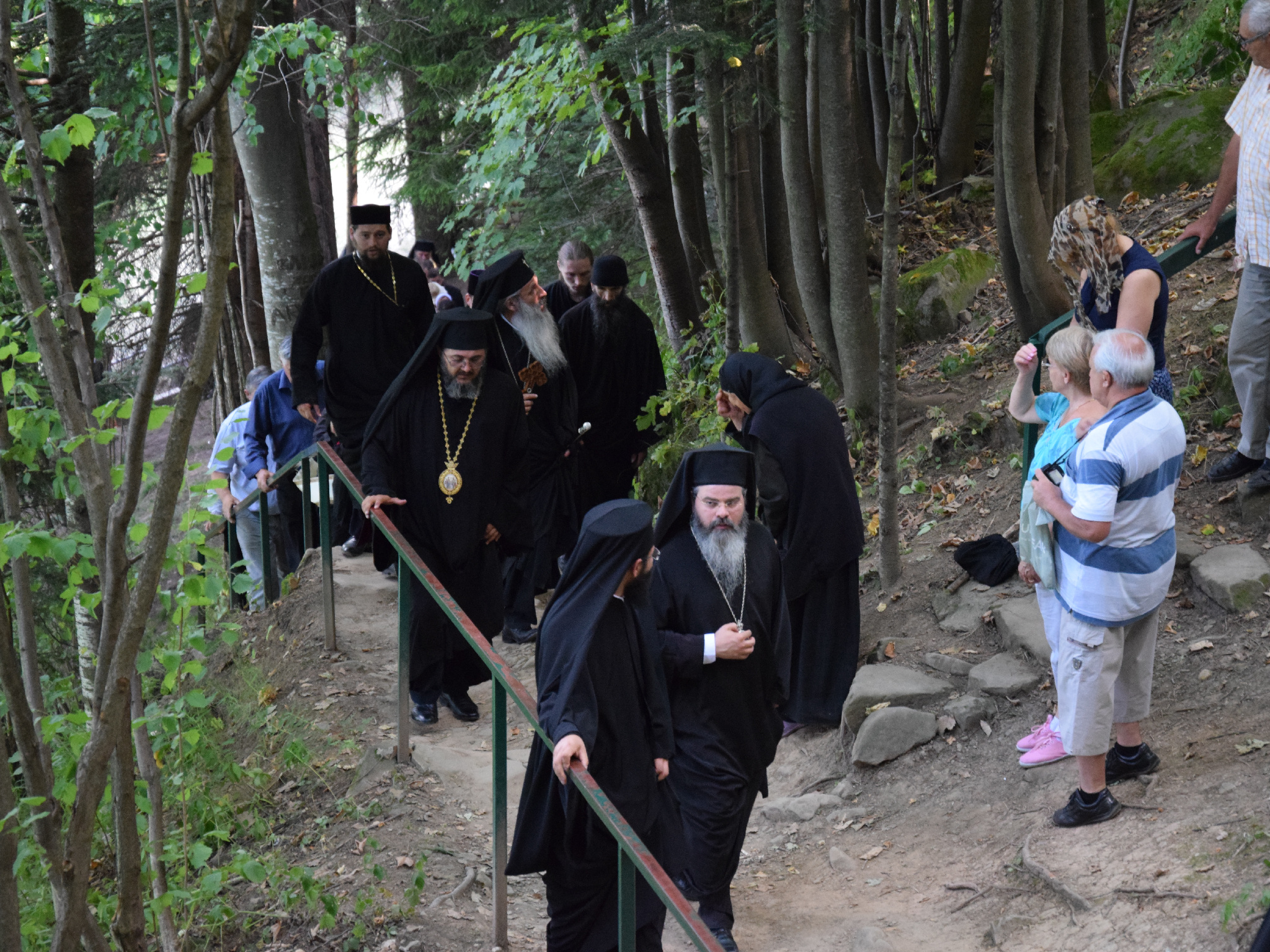 Procesiune cu ierarhi la peștera Sfintei Teodora de la Sihla Procesiune cu ierarhi la peștera Sfintei Teodora de la Sihla