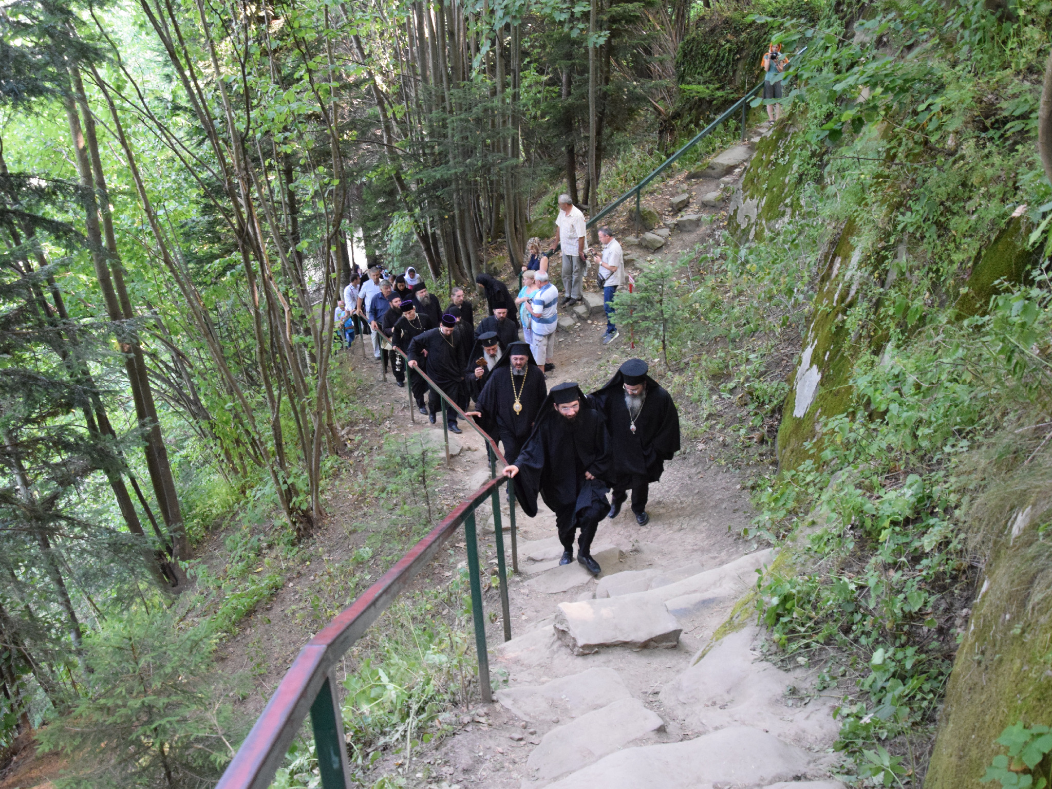 Procesiune cu ierarhi la peștera Sfintei Teodora de la Sihla Procesiune cu ierarhi la peștera Sfintei Teodora de la Sihla