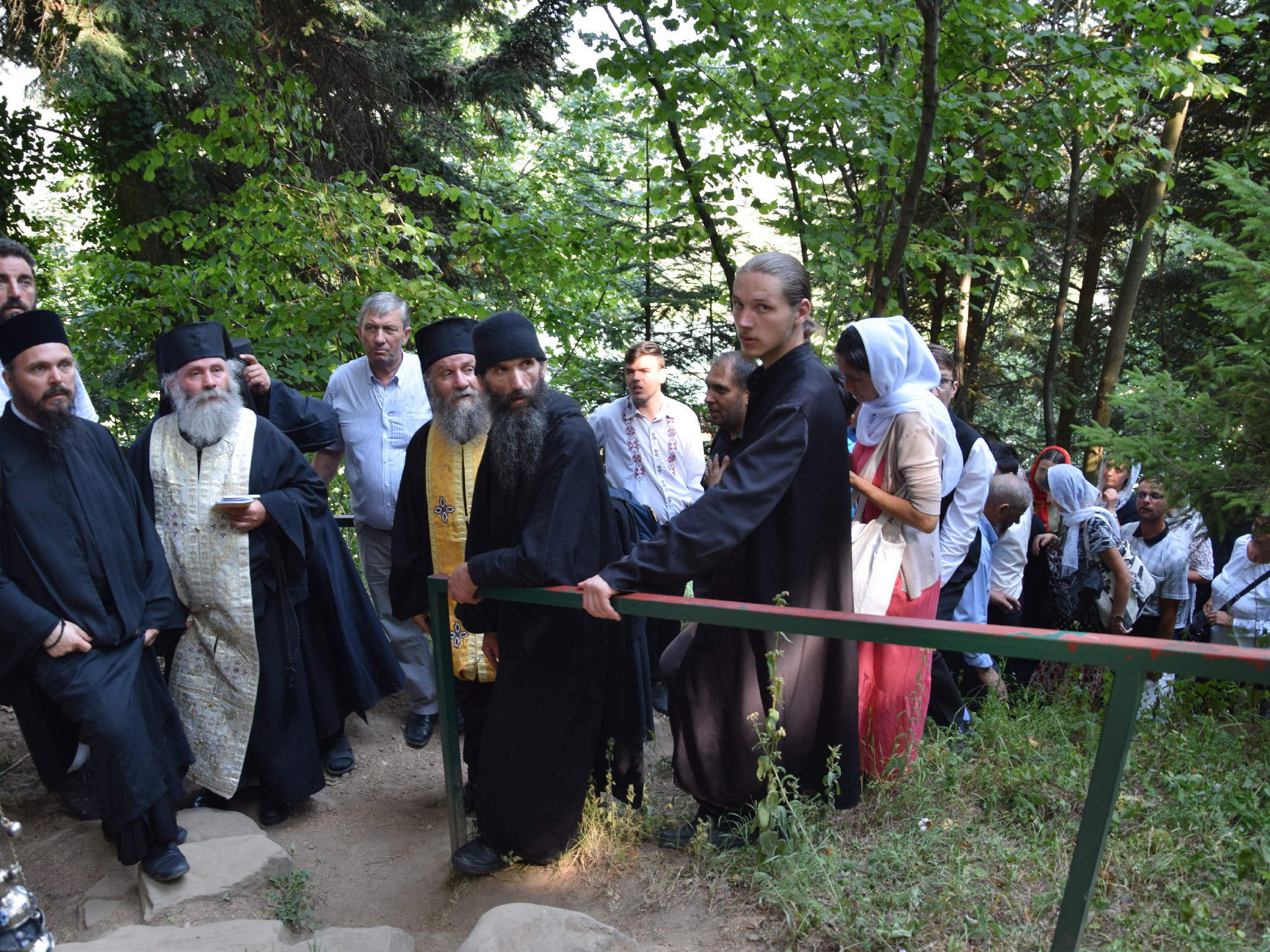 Procesiune cu ierarhi la peștera Sfintei Teodora de la Sihla Procesiune cu ierarhi la peștera Sfintei Teodora de la Sihla
