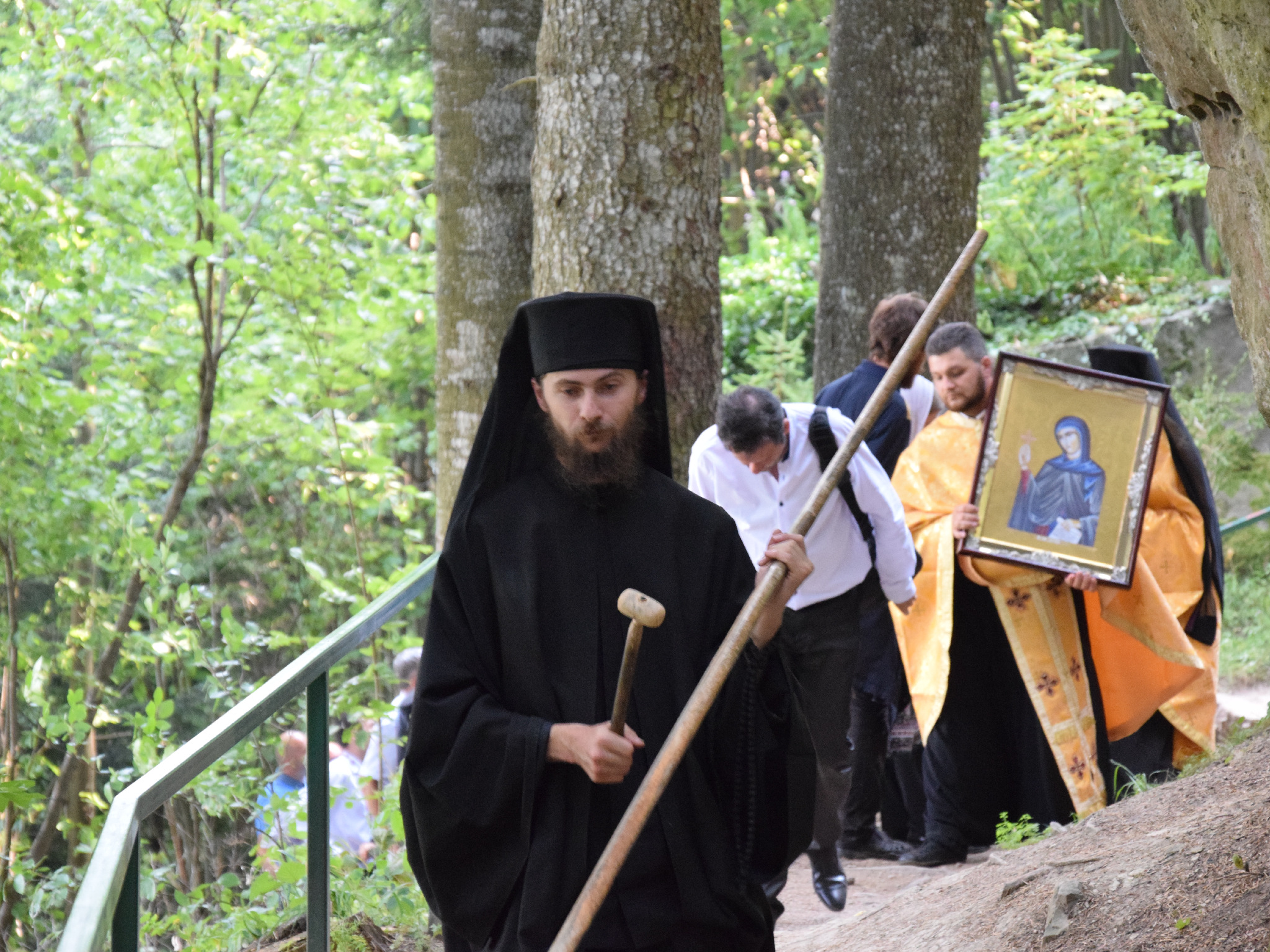 Procesiune cu ierarhi la peștera Sfintei Teodora de la Sihla Procesiune cu ierarhi la peștera Sfintei Teodora de la Sihla