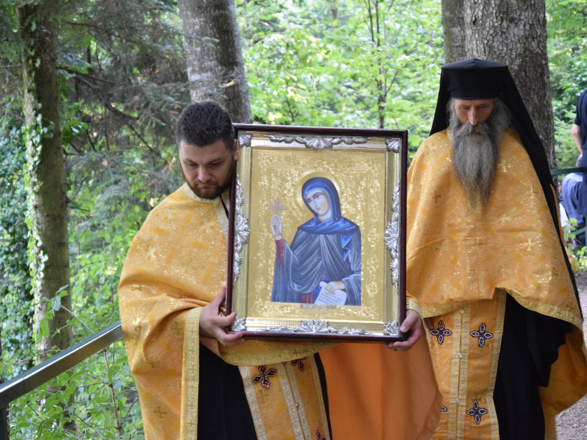 Procesiune cu ierarhi la peștera Sfintei Teodora de la Sihla Procesiune cu ierarhi la peștera Sfintei Teodora de la Sihla
