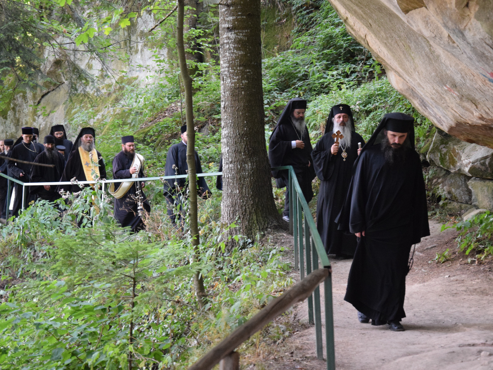 Procesiune cu ierarhi la peștera Sfintei Teodora de la Sihla Procesiune cu ierarhi la peștera Sfintei Teodora de la Sihla