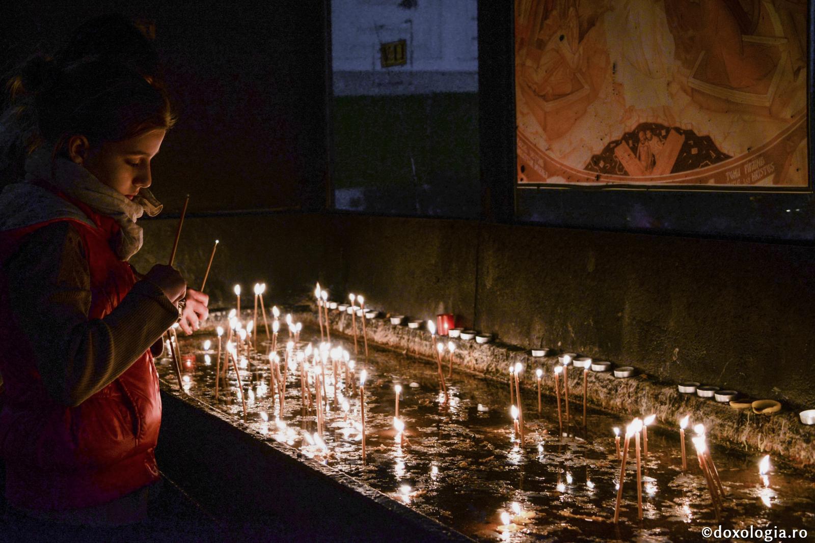 Rugăciunea trebuie să fie însoțită de faptă! / Foto: Ștefan Cojocariu lumânări aprinse