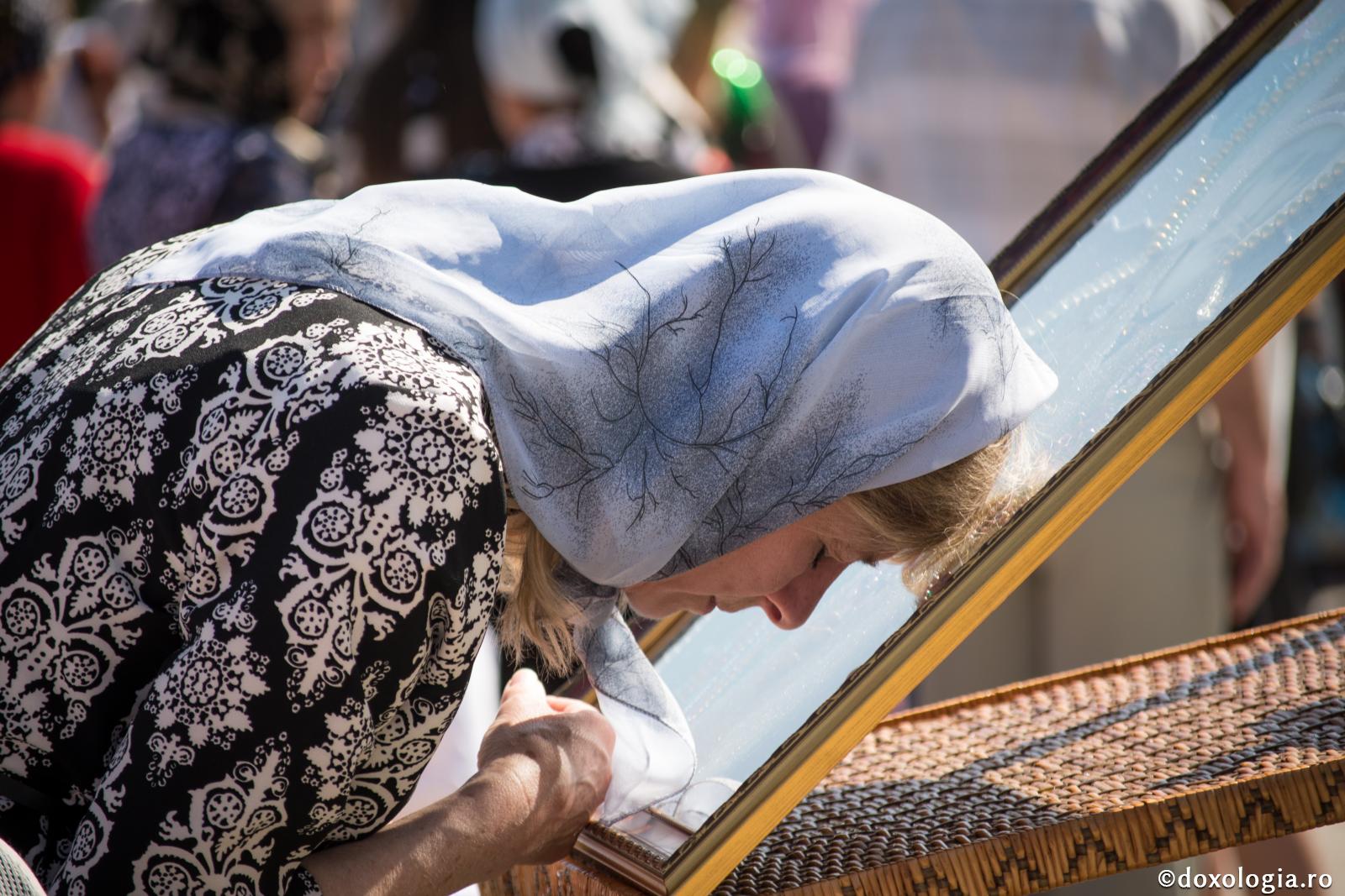 Ce implică rugăciunea curată? / Foto: Oana Nechifor femeie rugându-se