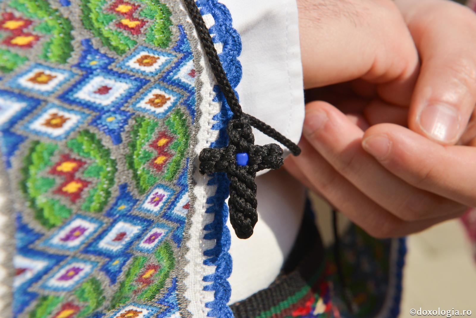 Rugăciunea lui Iisus cuprinde inima, iar inima cuprinde rugăciunea / Foto: Oana Nechifor cruciuliță împletită