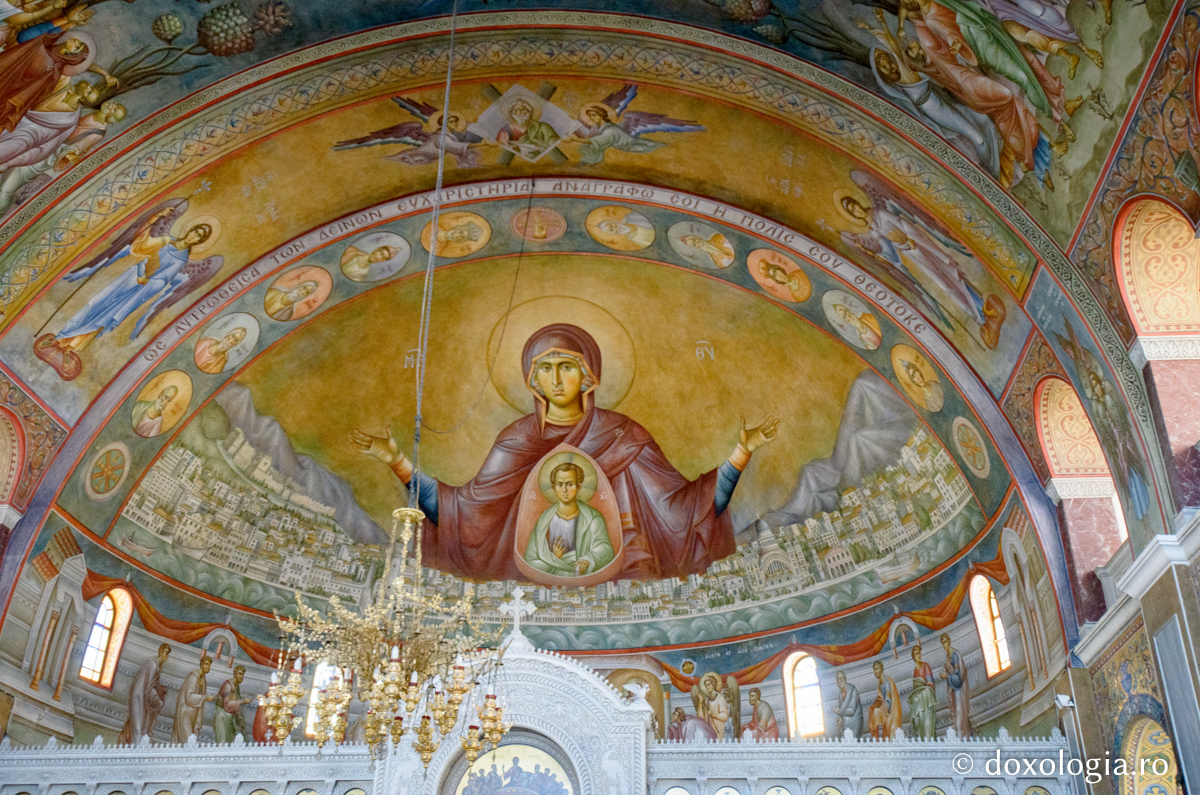Maica Domnului vindecă toate neputințele / Foto: Bogdan Zamfirescu Maica Domnului pe bolta bisericii