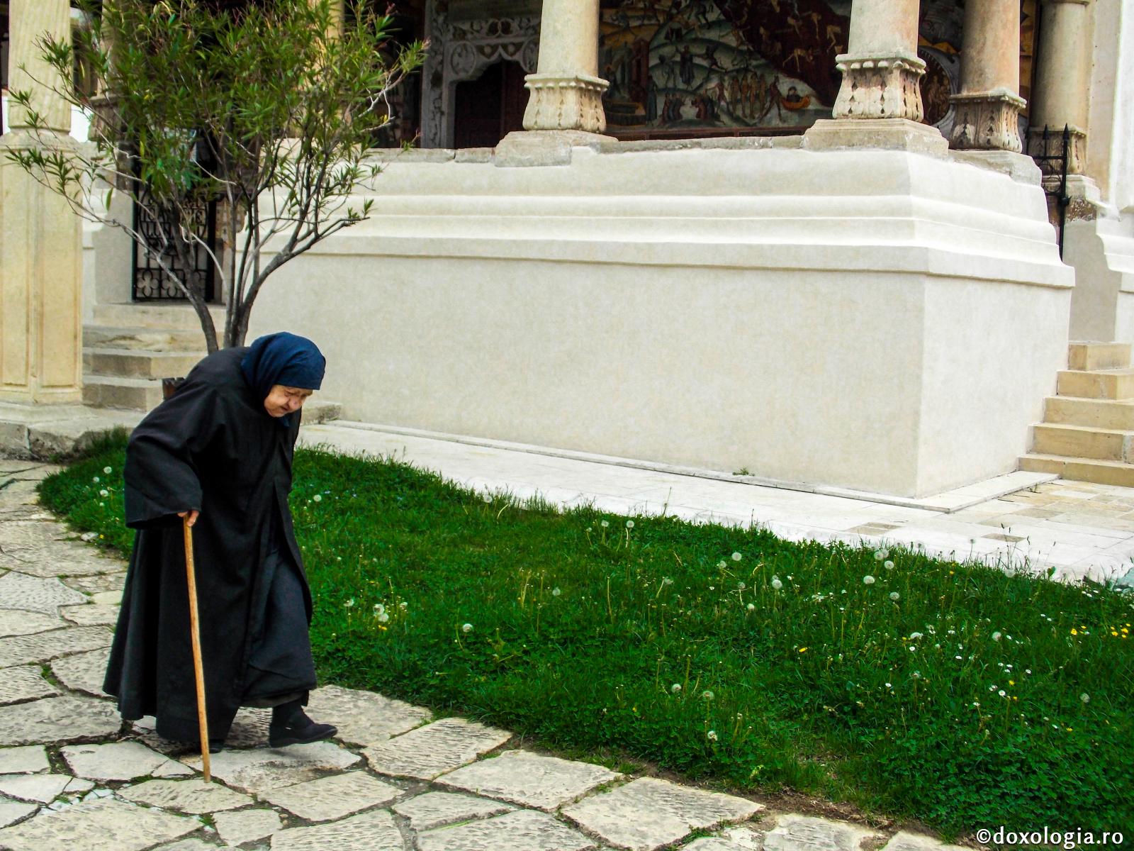 Cum vine omul la smerenie? / Foto: Cătălin Acasandrei maică bătrână
