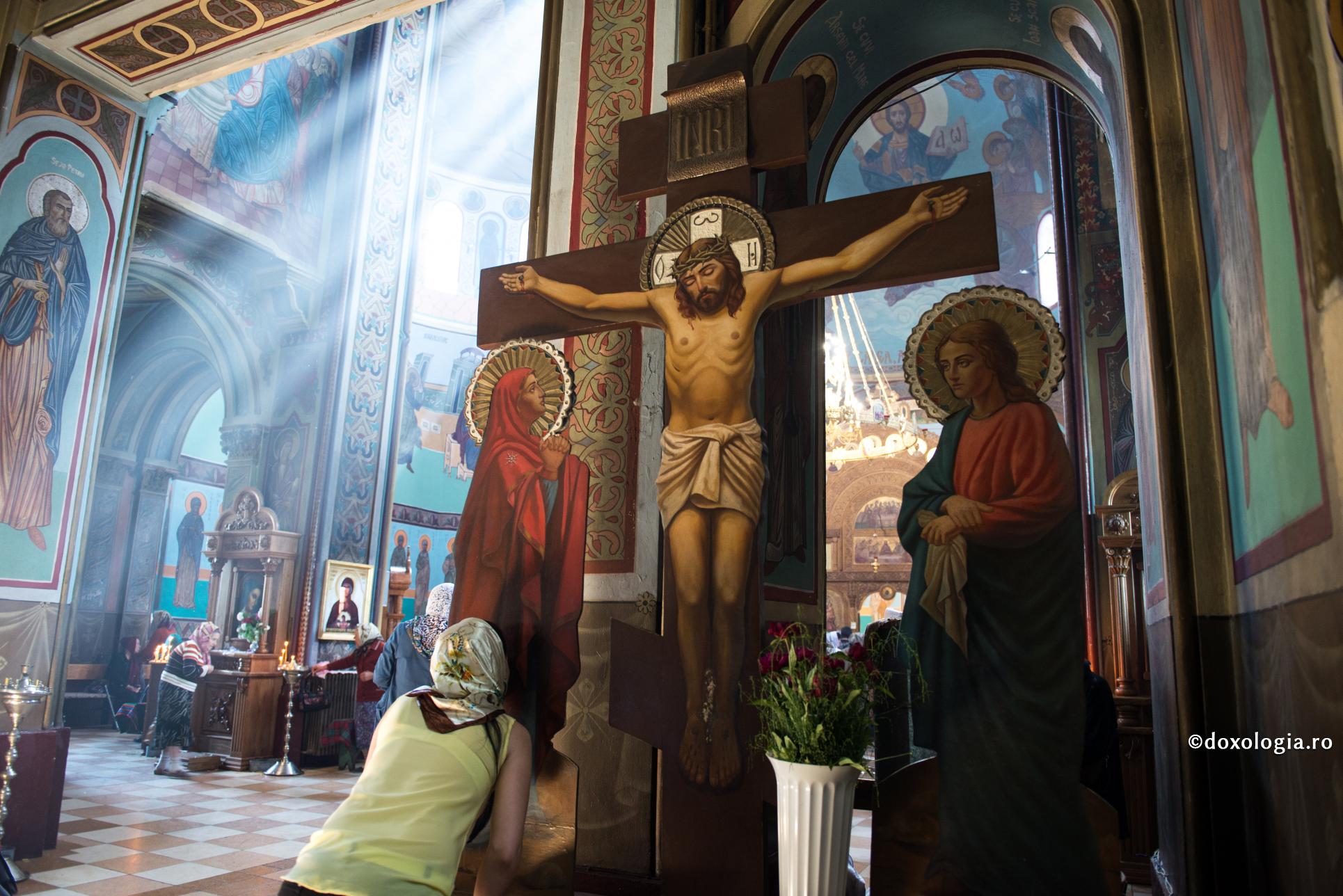 Să ne smerim singuri, ca să nu ne smerească Dumnezeu / Foto: Oana Nechifor închinare la Sfânta Cruce